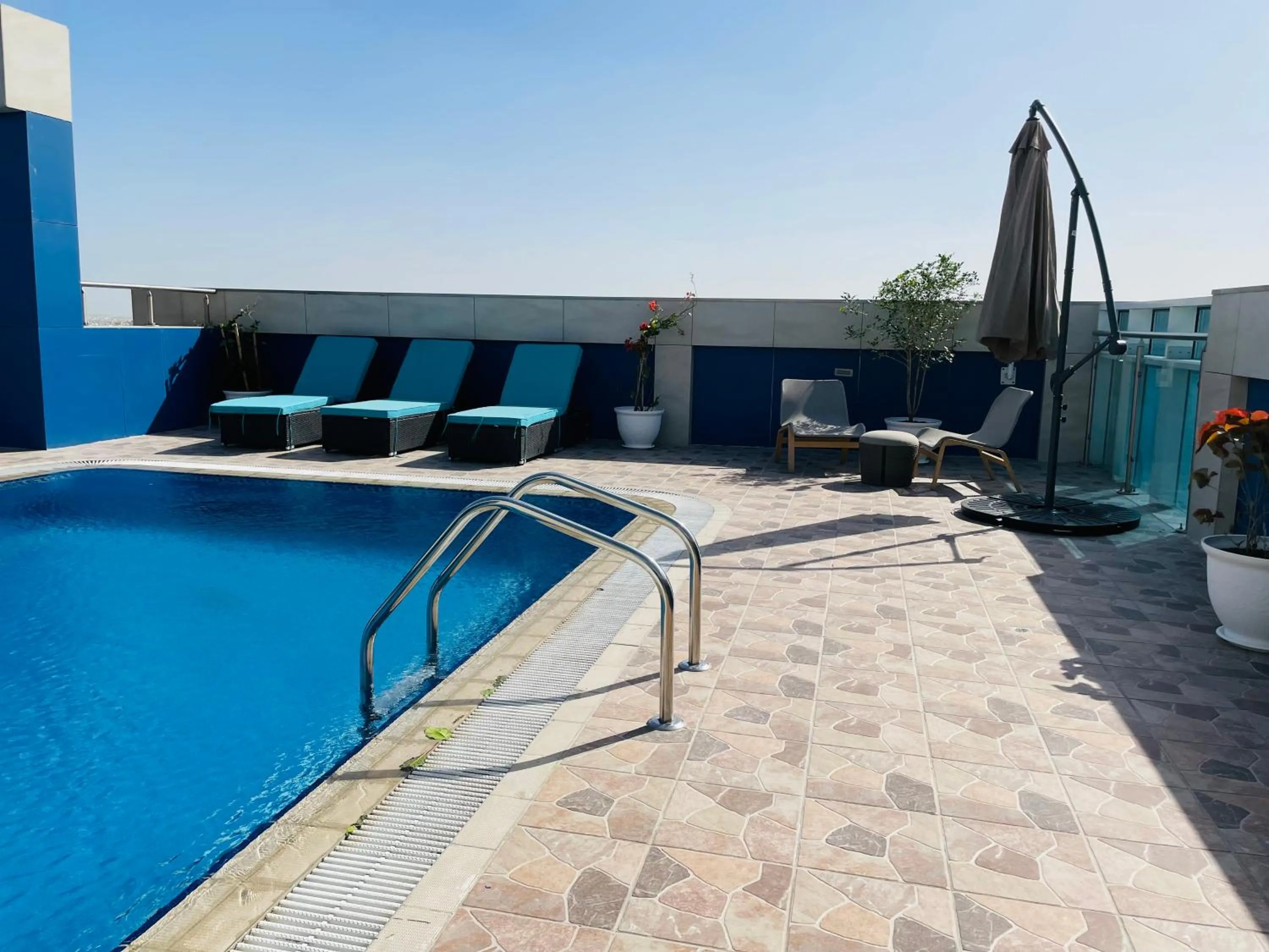 Swimming pool in Al Mansour Plaza Hotel