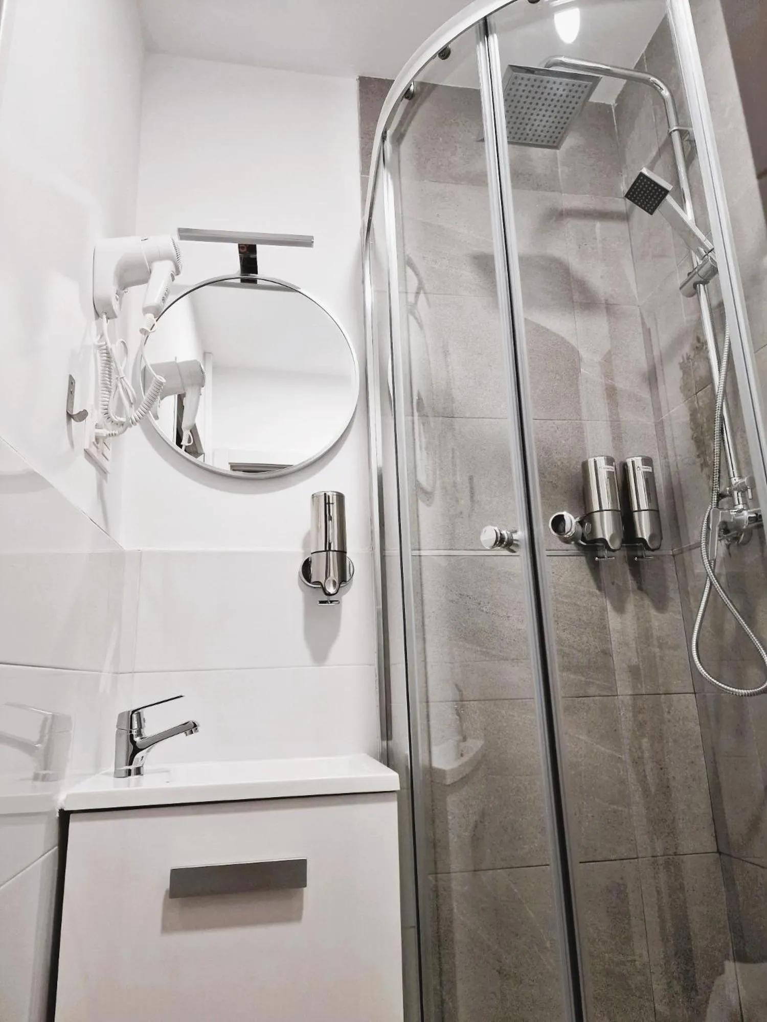 Shower in Hostal Comercial