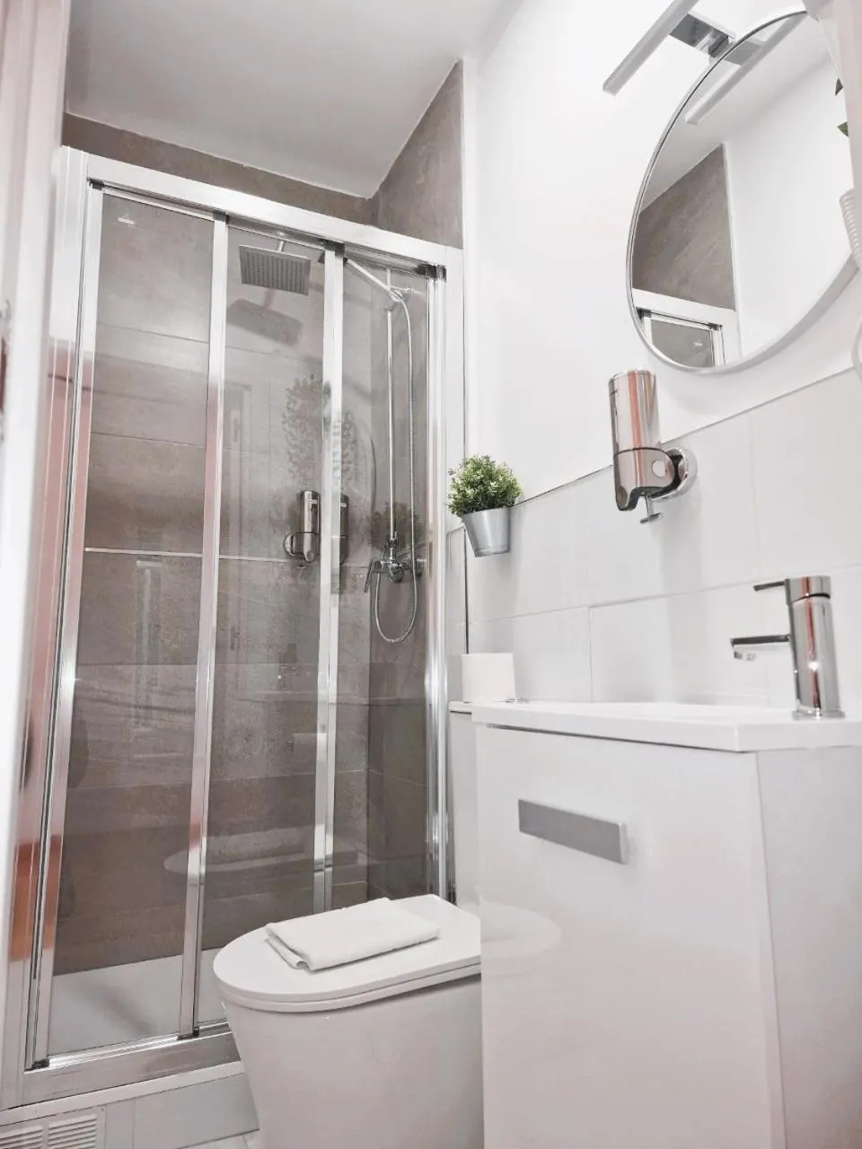 Shower in Hostal Comercial