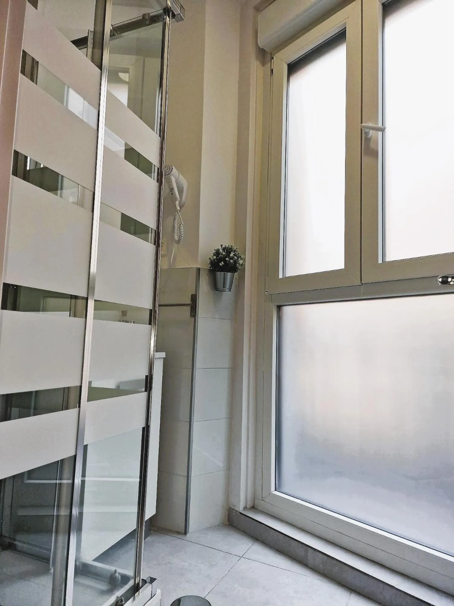 Shower in Hostal Comercial