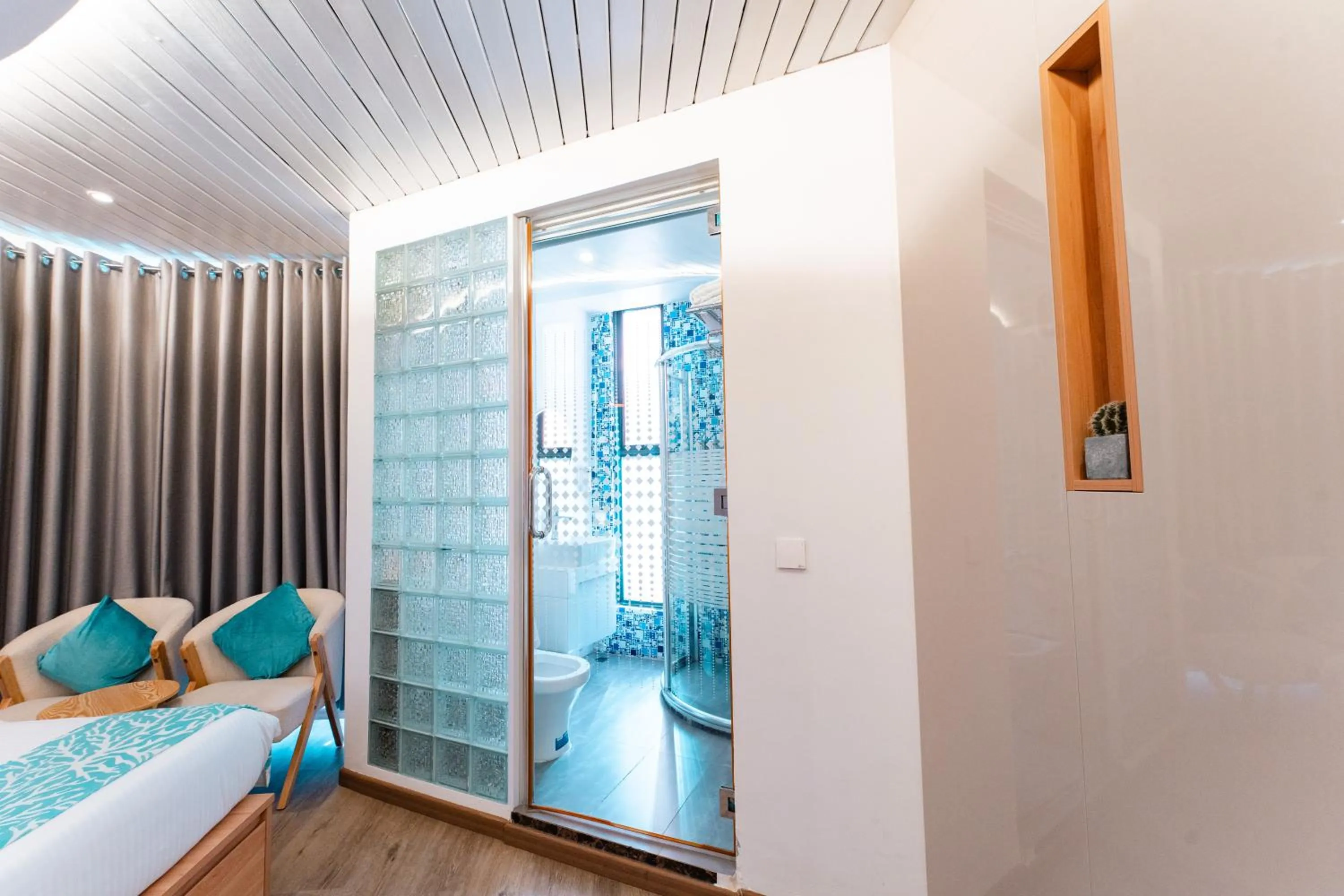 Toilet, Bed in Hotel Star Shell