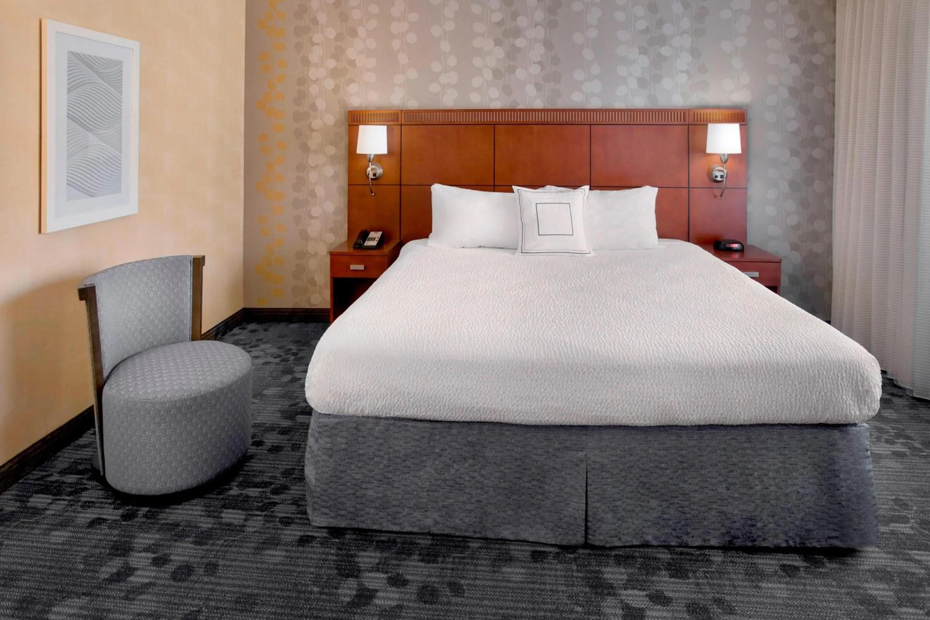 Photo of the whole room, Bed in Courtyard By Marriott Hartford Windsor Airport