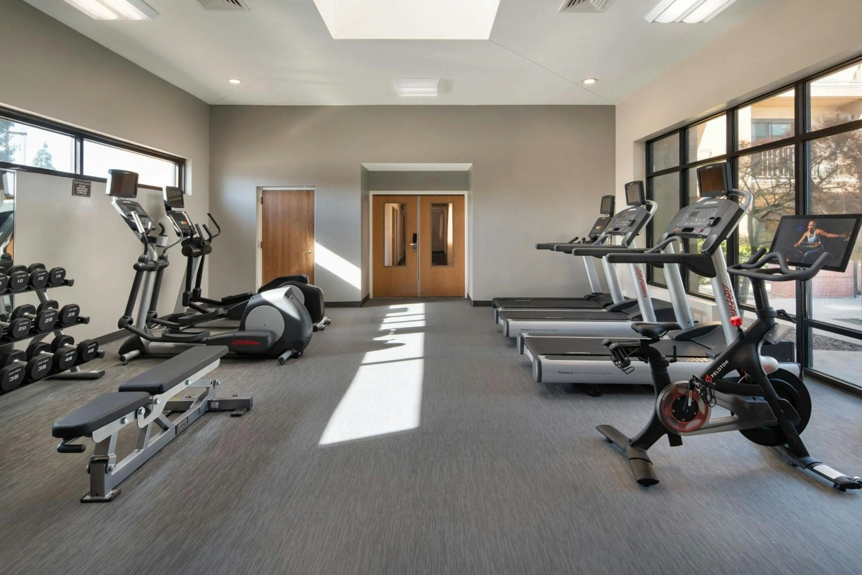 Fitness centre/facilities in Courtyard by Marriott Bakersfield