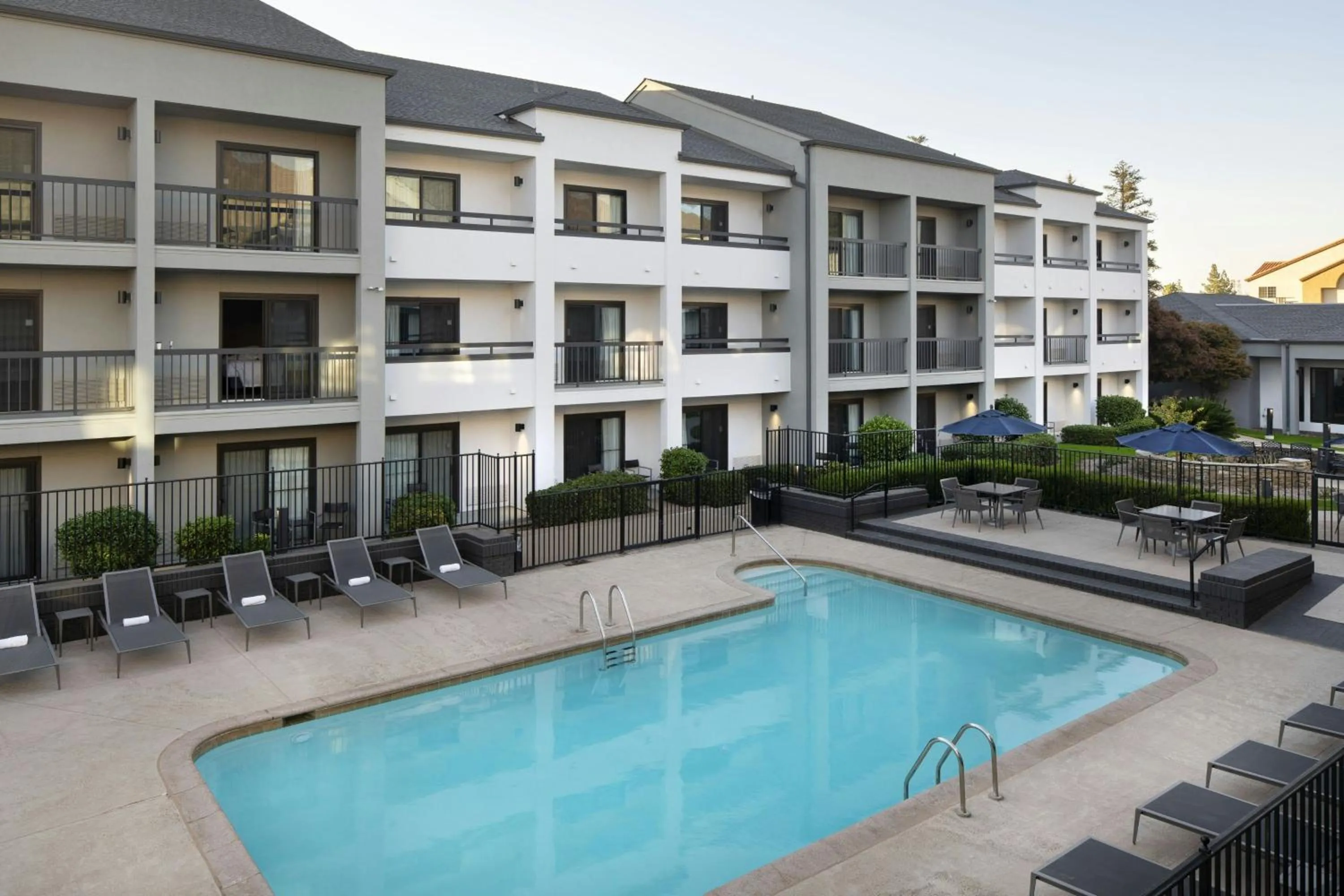 Swimming pool in Courtyard by Marriott Bakersfield