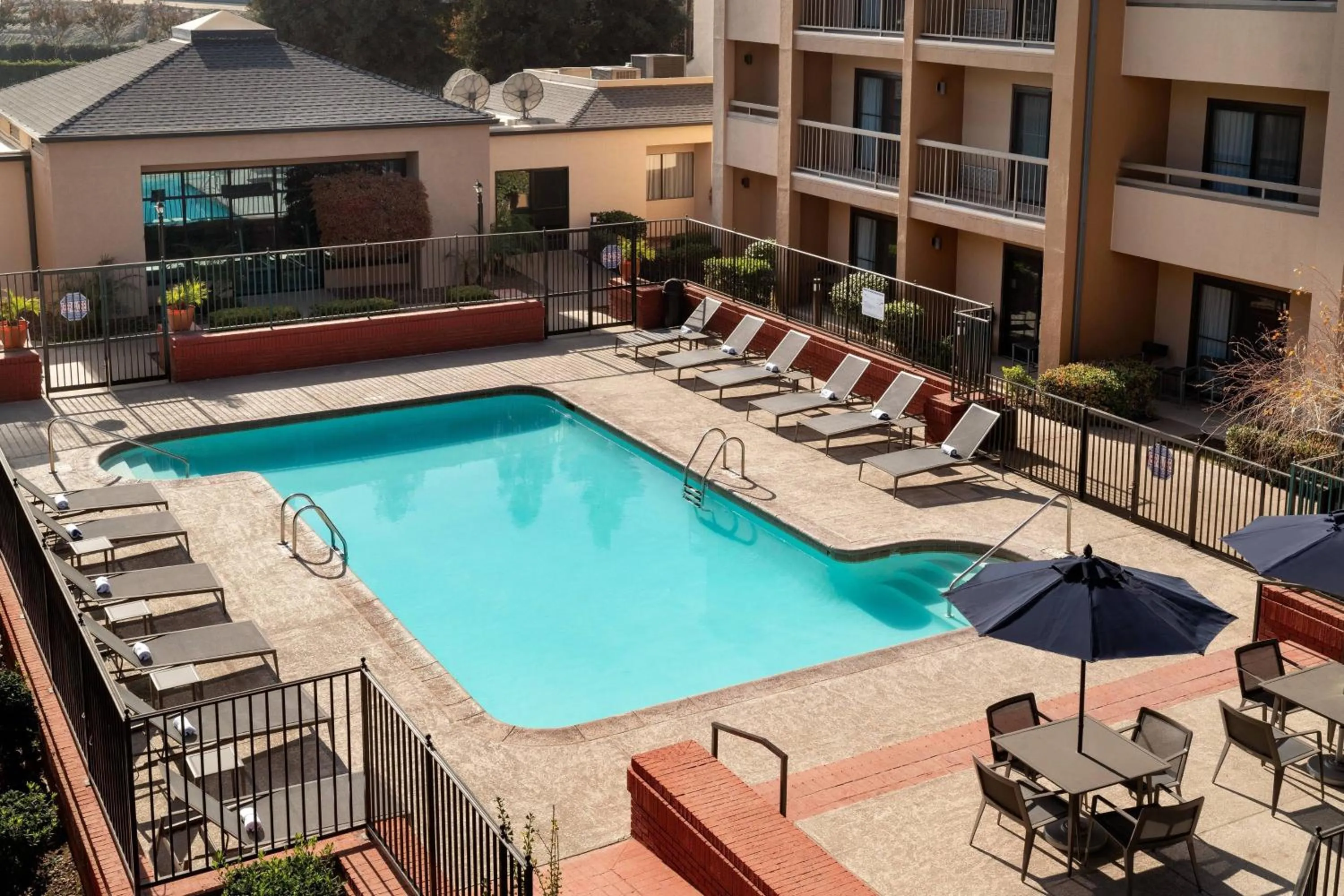 Swimming pool in Courtyard by Marriott Bakersfield