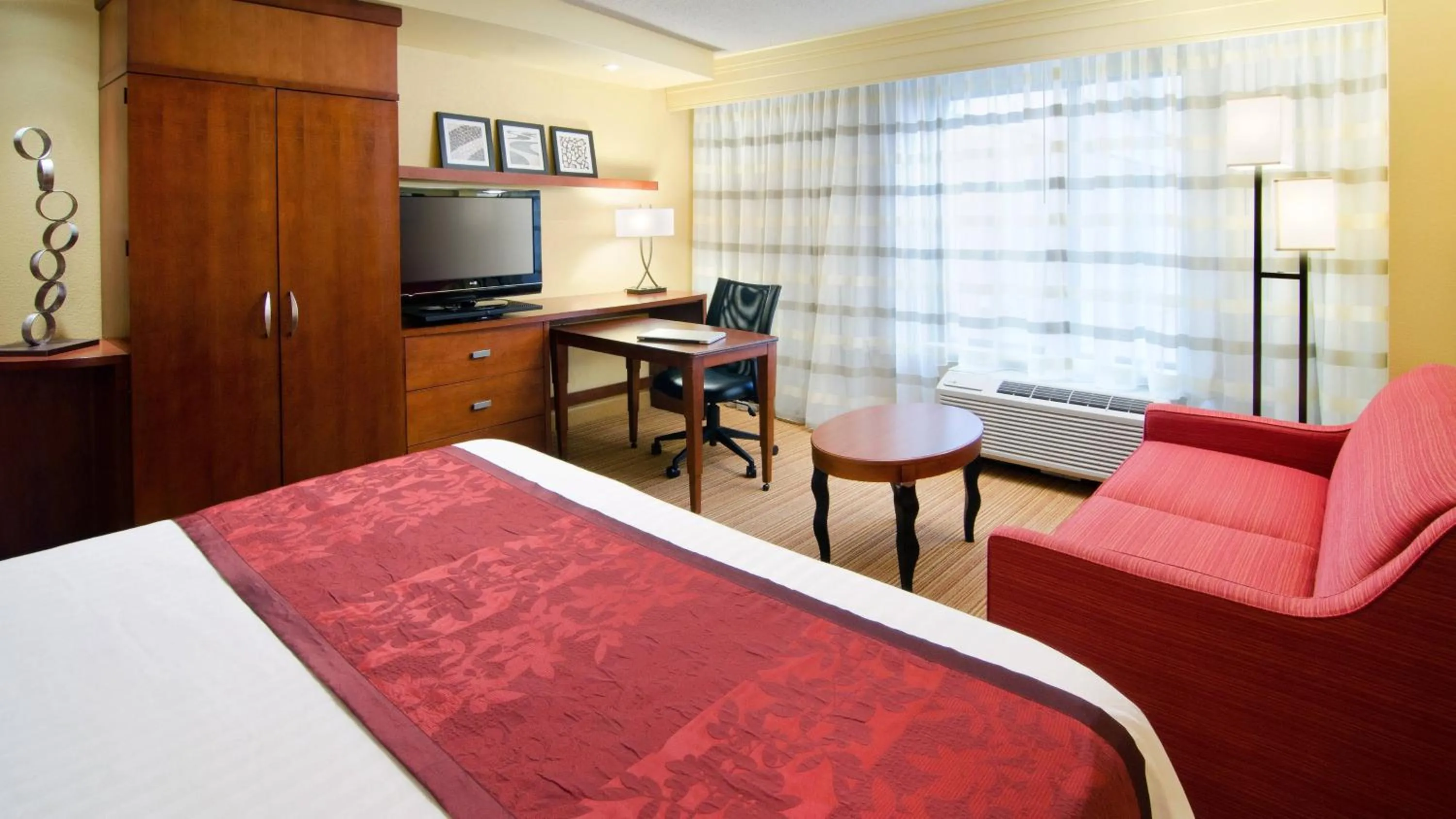 Bed in Courtyard by Marriott Birmingham Downtown at UAB