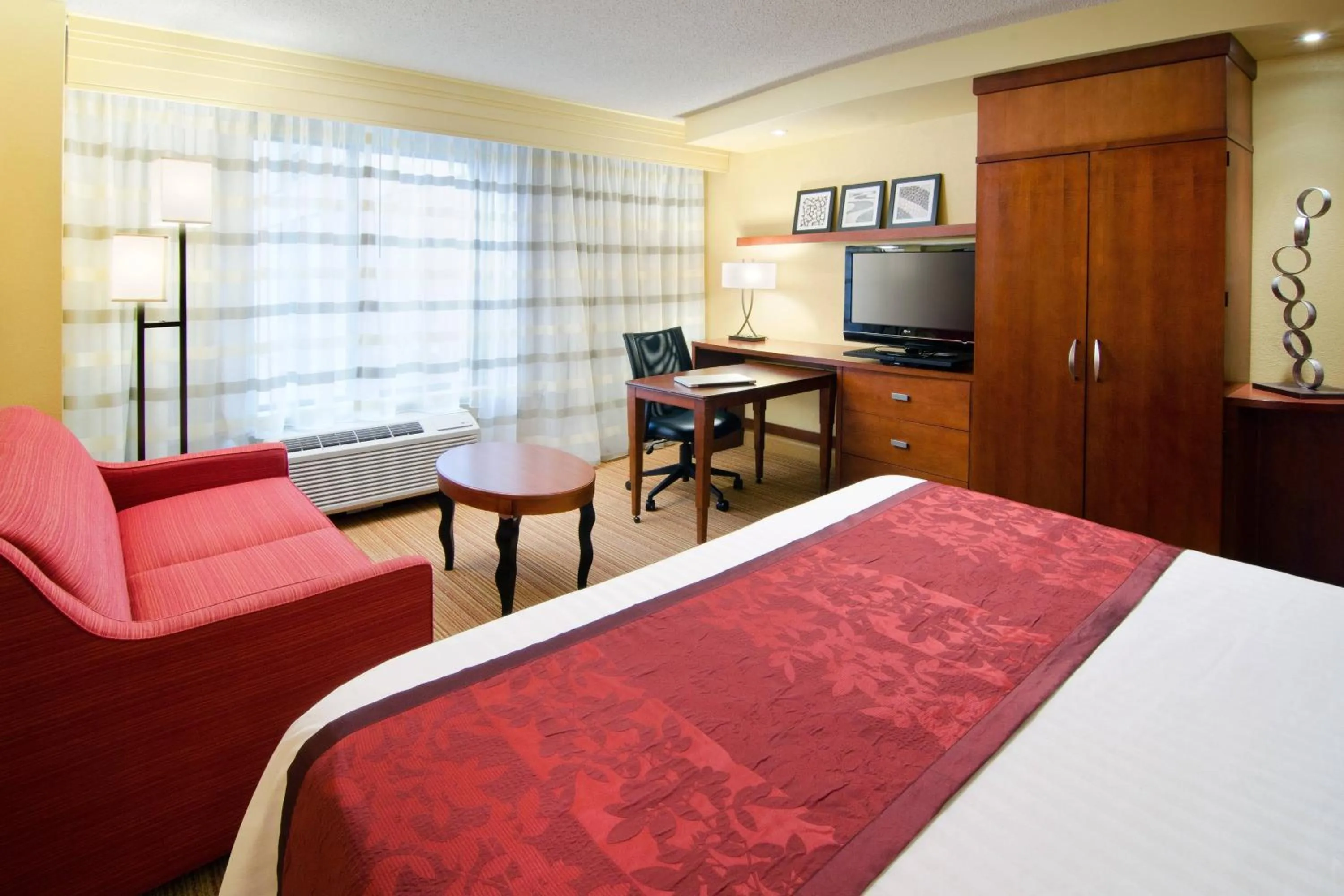Bedroom, Bed in Courtyard by Marriott Birmingham Downtown at UAB