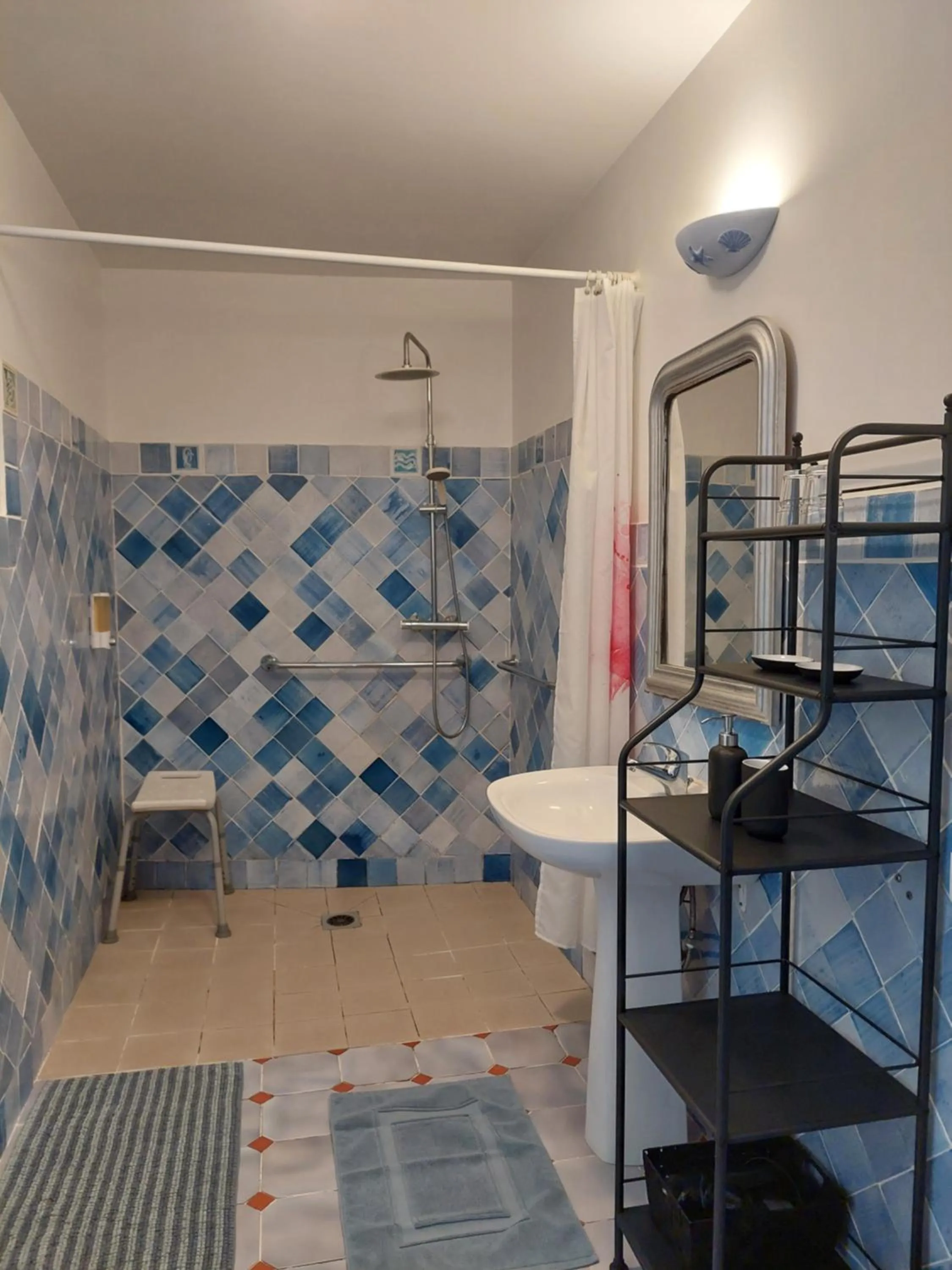 Shower, Bed in Mas des Cigognes