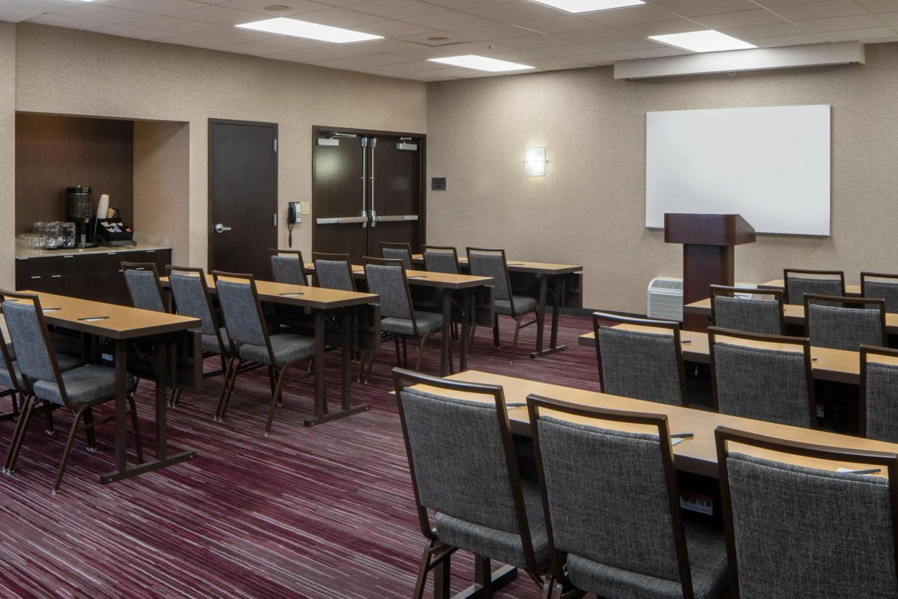 Meeting/conference room in Courtyard by Marriott Nashville Airport
