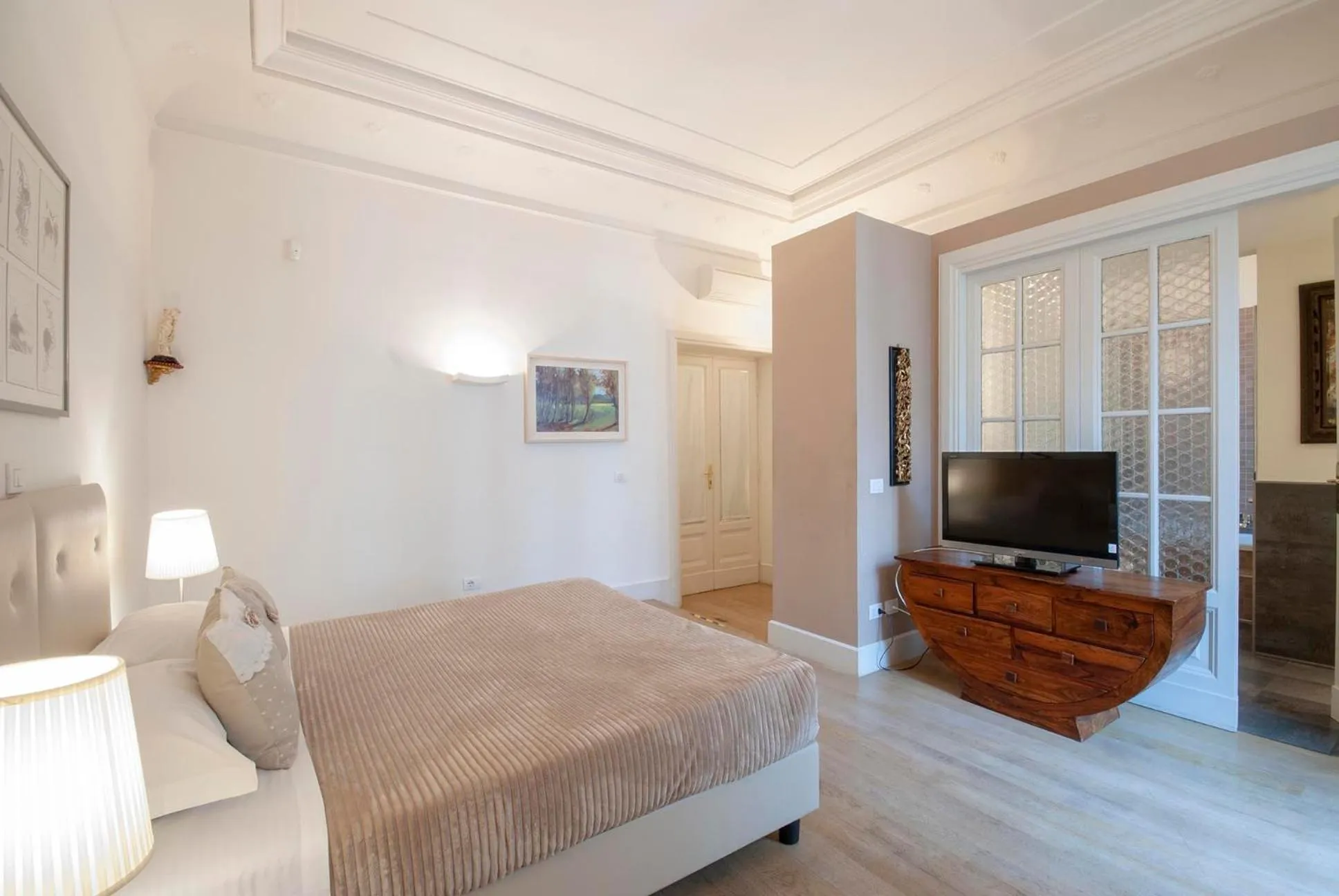 Bed in Bea Suites Luxury Rooms