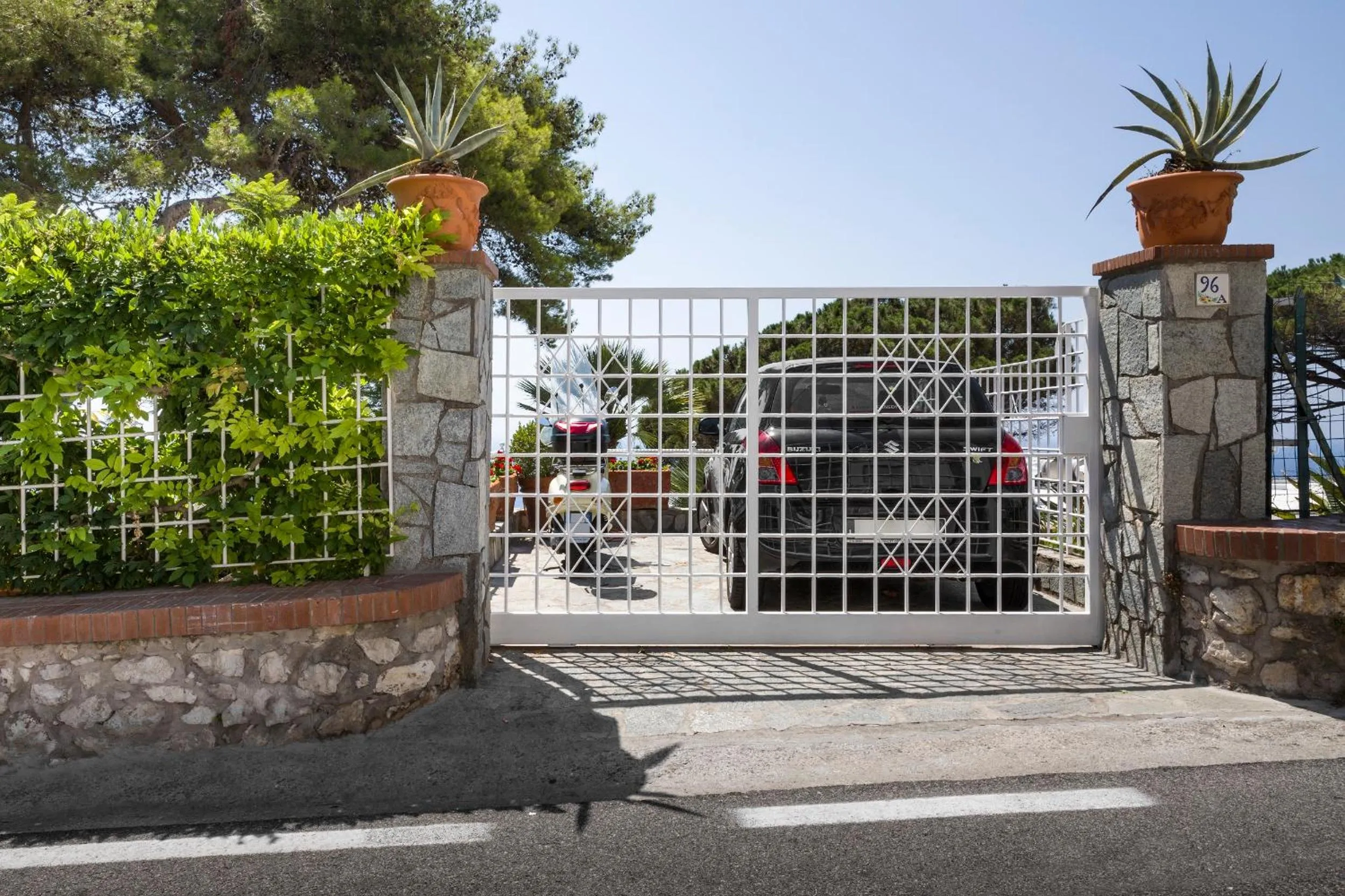 Facade/entrance in LHP Suite Capri Villa La Giara