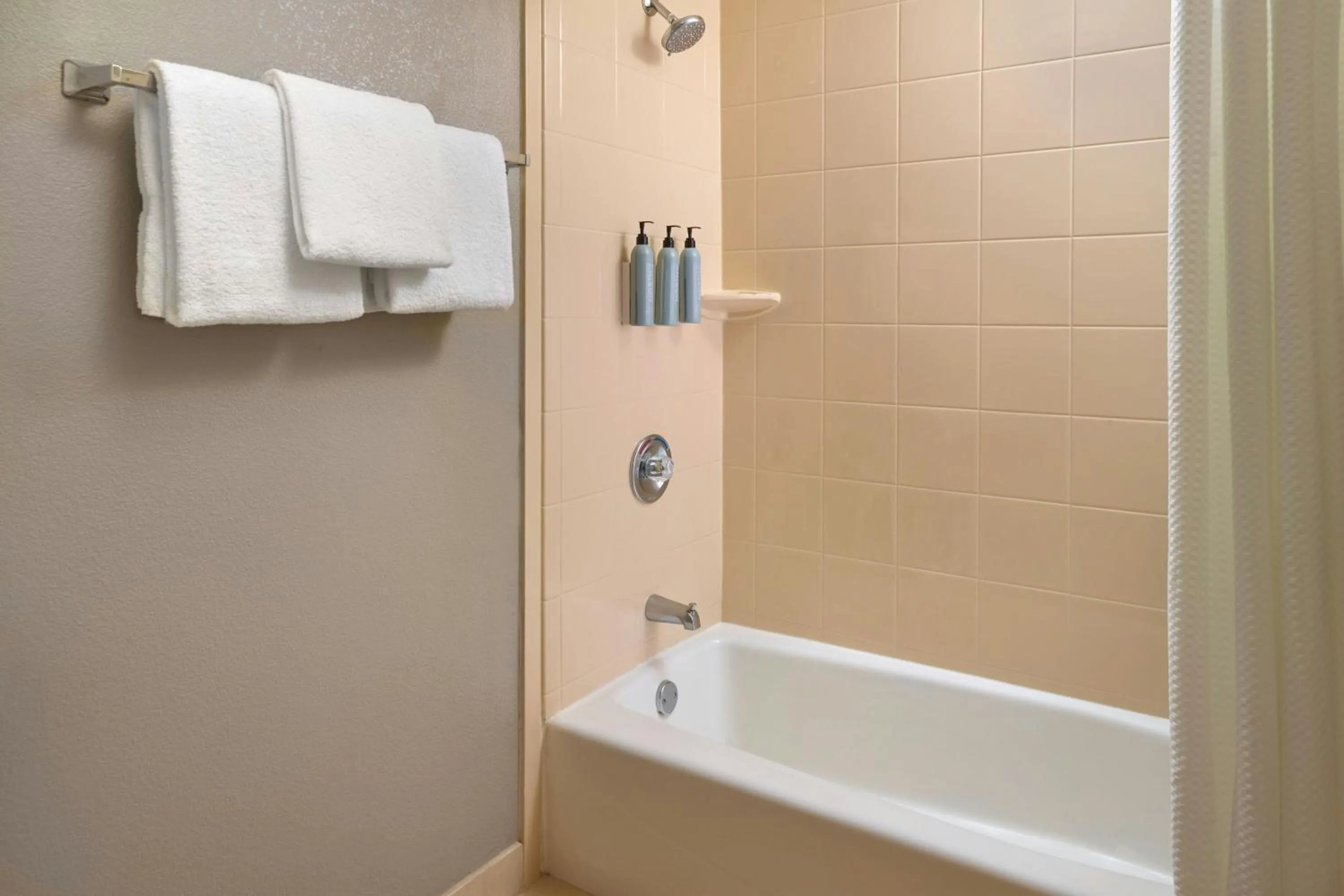 Bathroom in Courtyard by Marriott Baton Rouge Acadian Centre/LSU Area