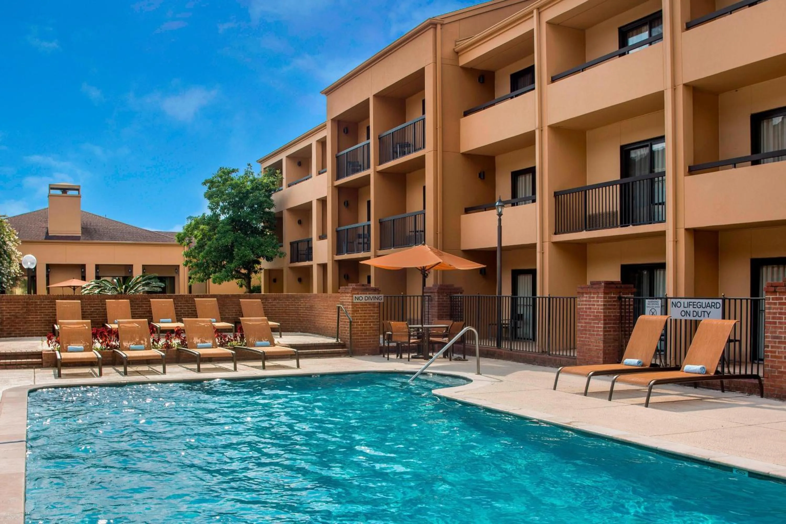 Swimming pool in Courtyard by Marriott Baton Rouge Acadian Centre/LSU Area