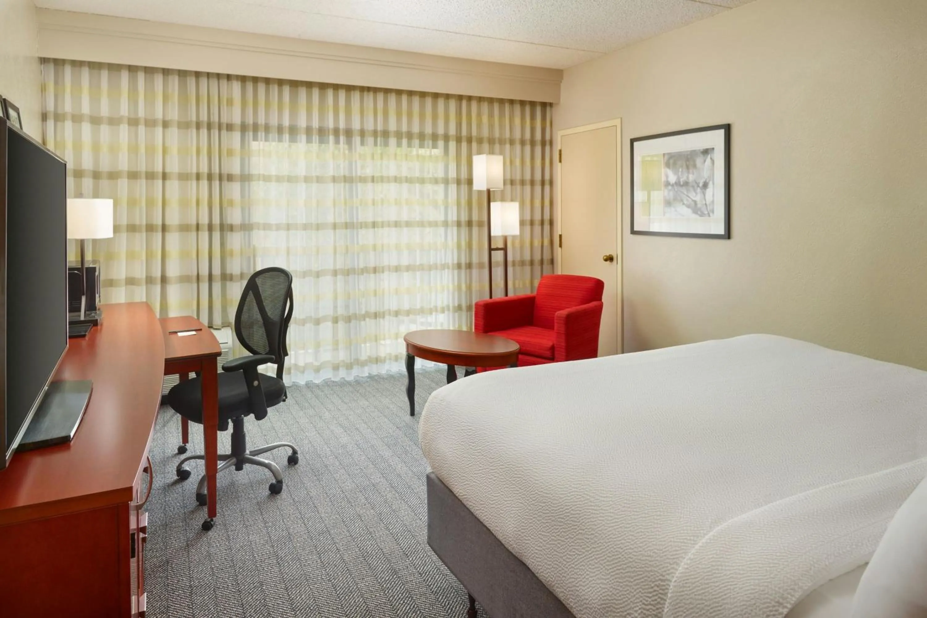 Photo of the whole room, Bed in Courtyard by Marriott Baton Rouge Acadian Centre/LSU Area