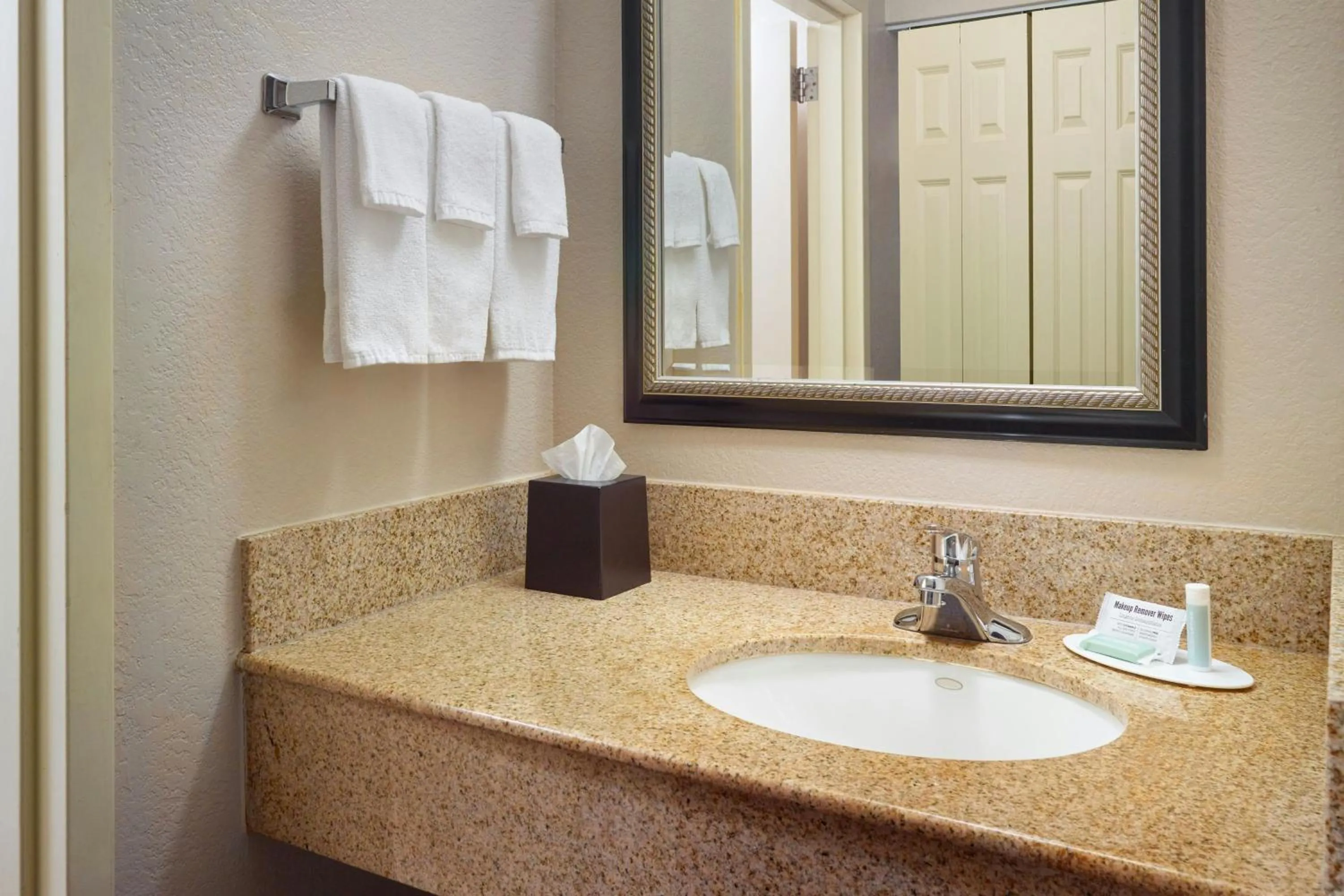 Bathroom in Courtyard by Marriott Baton Rouge Acadian Centre/LSU Area