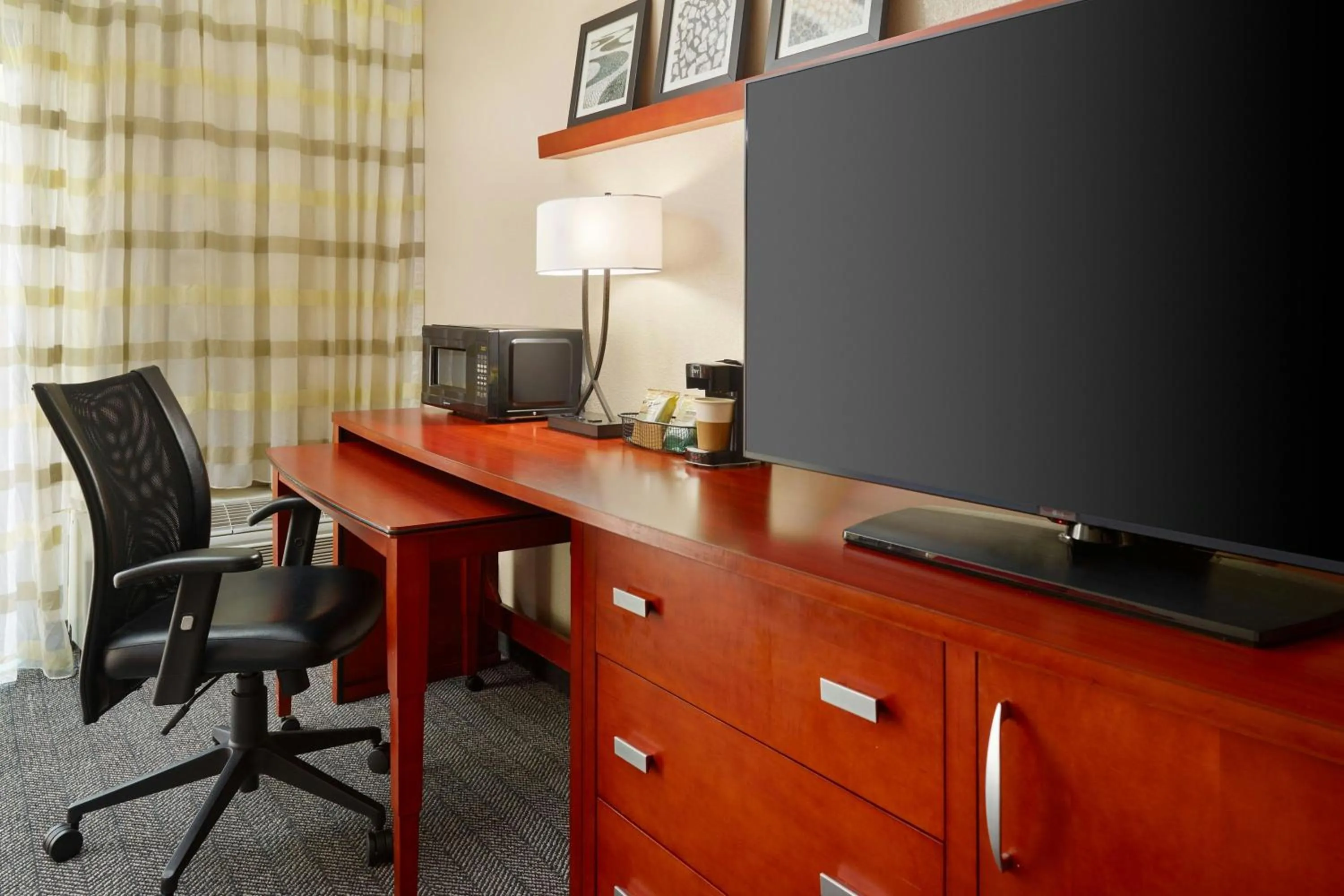 Photo of the whole room in Courtyard by Marriott Baton Rouge Acadian Centre/LSU Area