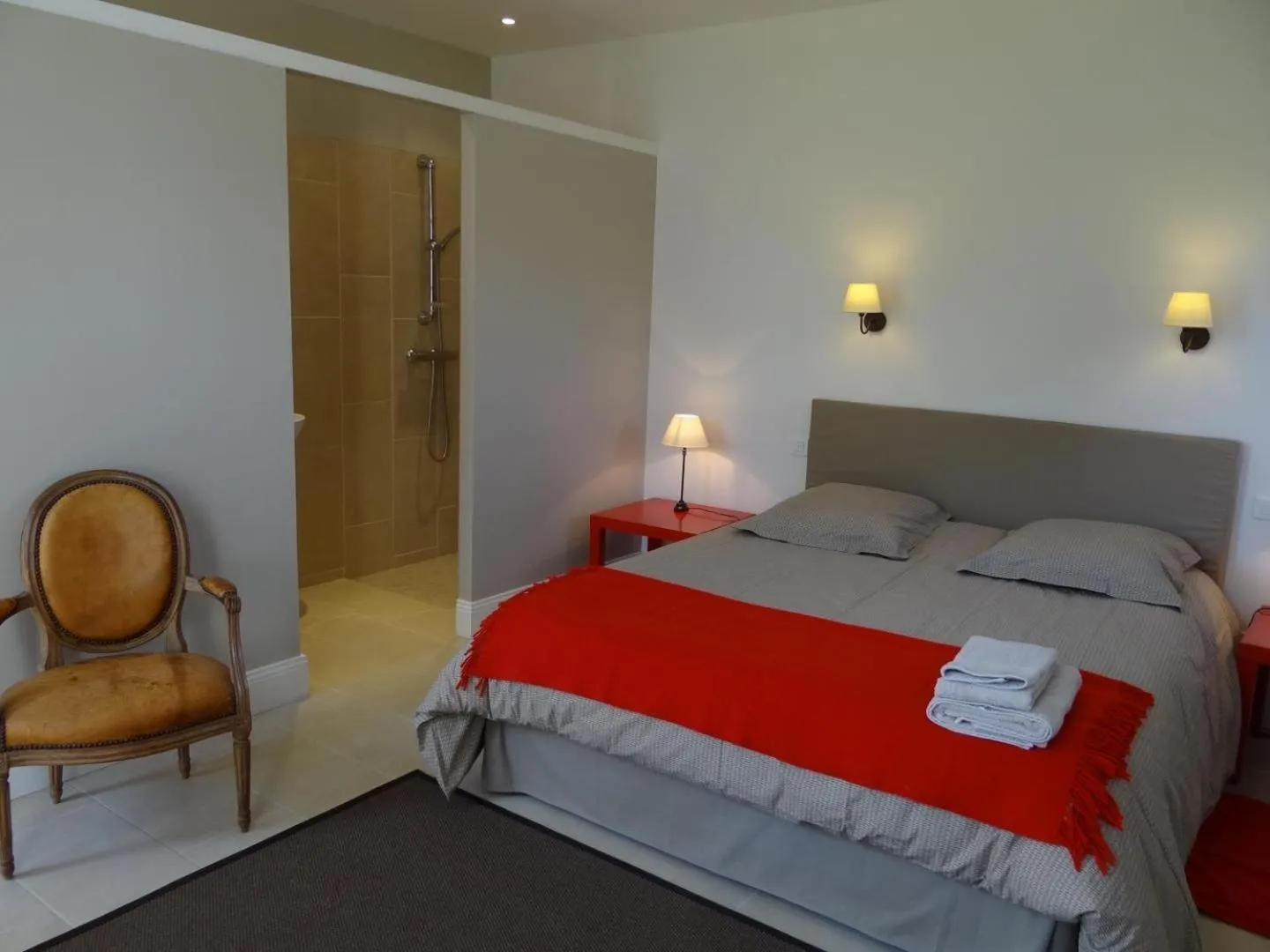 Shower, Bed in Chambre d'hotes de la Vallee