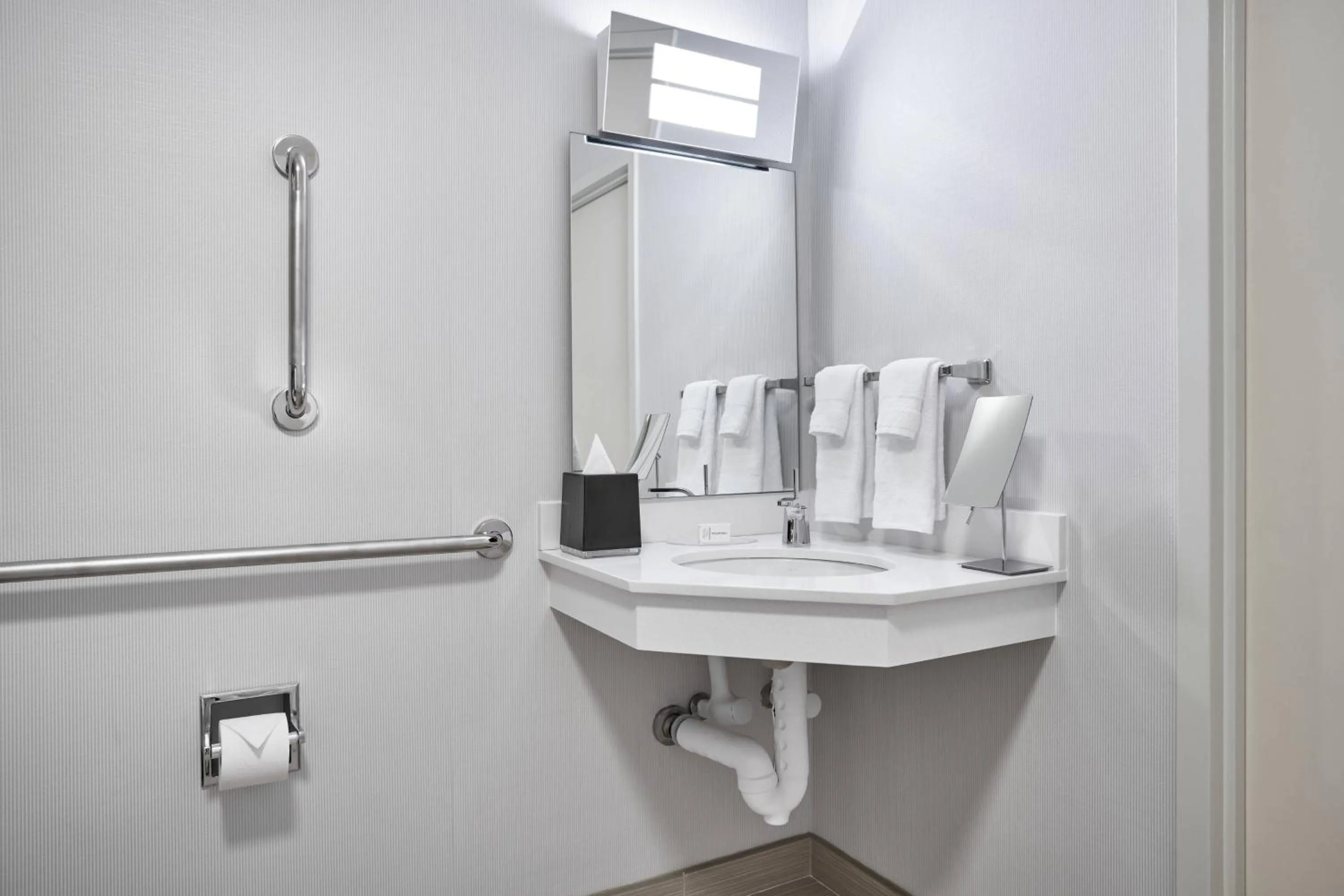 Bathroom in Courtyard By Marriott Baltimore BWI Airport