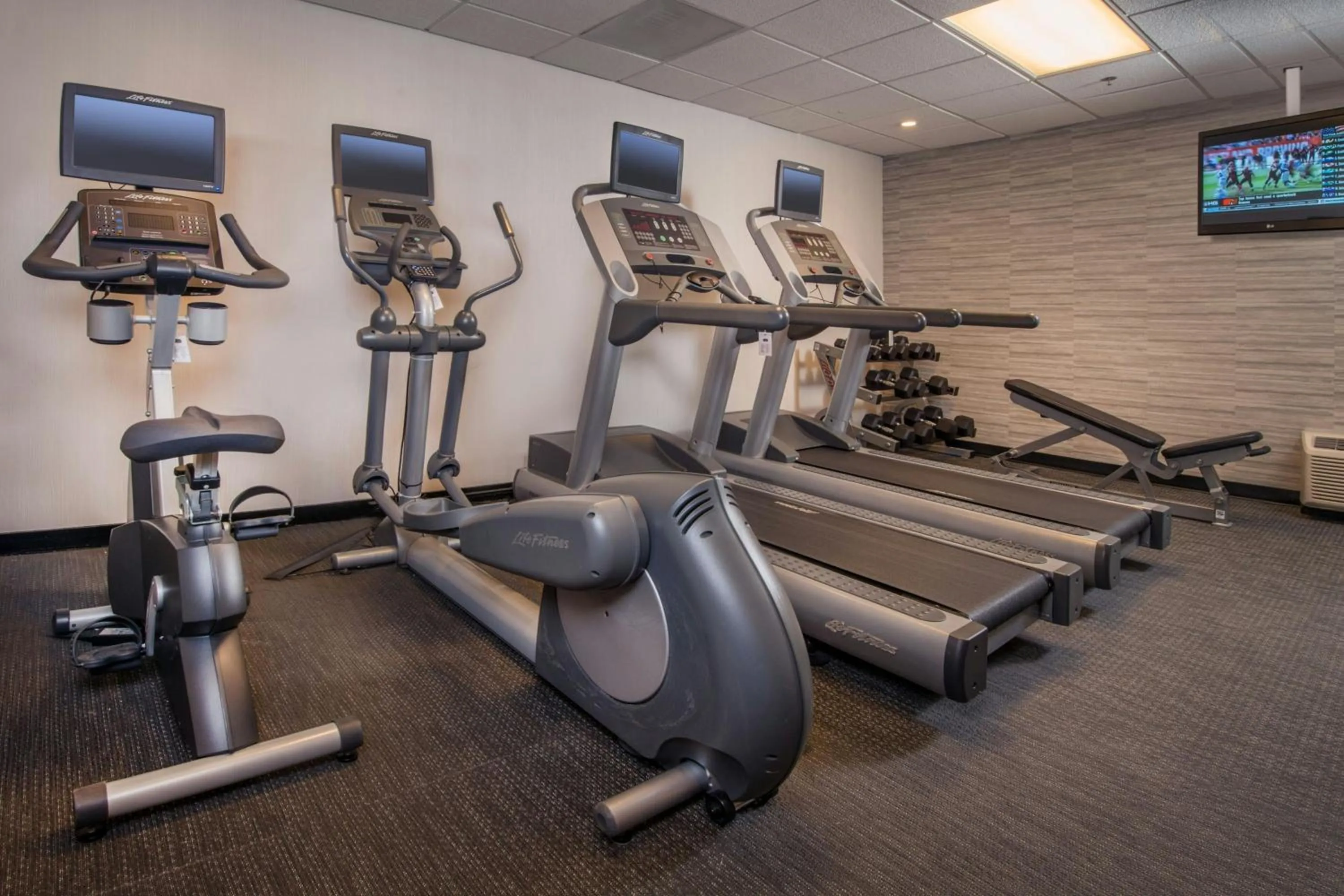 Fitness centre/facilities in Courtyard By Marriott Baltimore BWI Airport