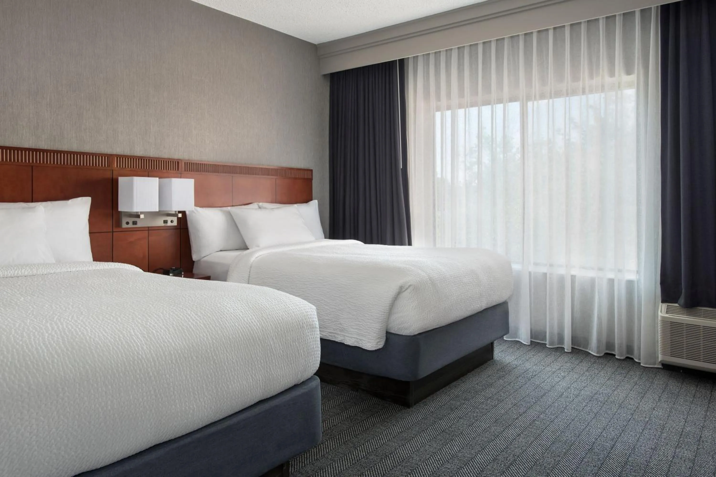 Photo of the whole room, Bed in Courtyard By Marriott Baltimore Hunt Valley
