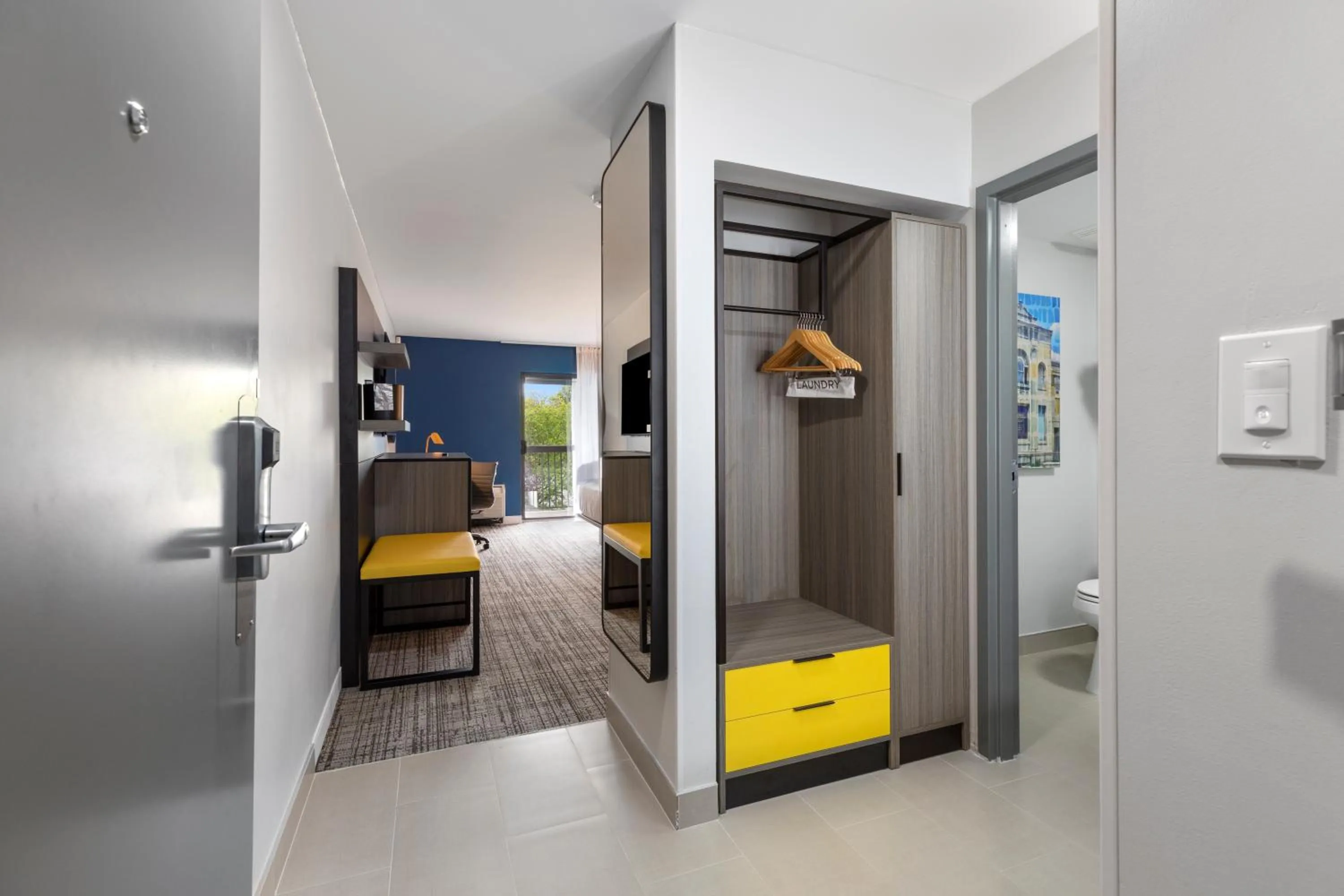 wardrobe, Bed in Best Western Plus Elgin - Chicago