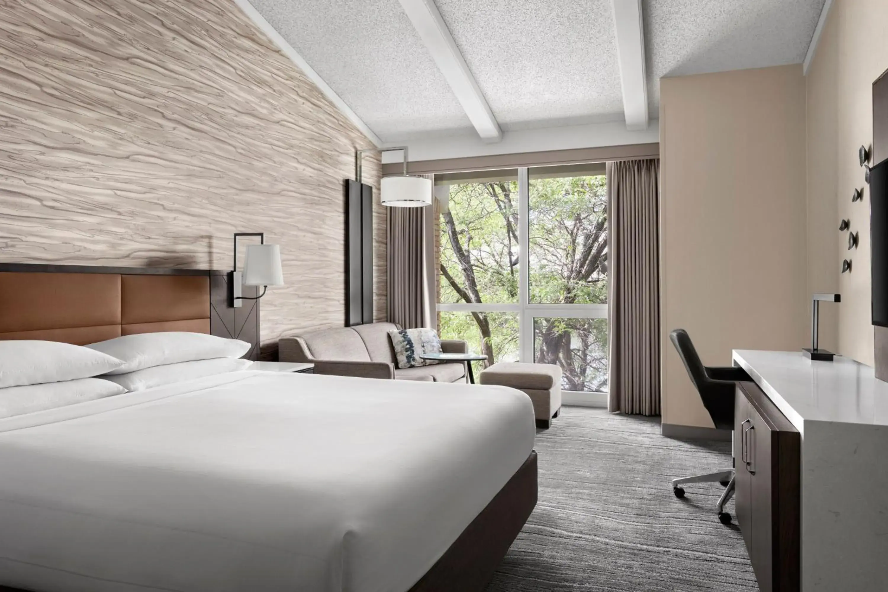 Executive King Room - Club Lounge Access in Lincolnshire Marriott Resort Executive King Room - Club Lounge Access in Lincolnshire Marriott Resort