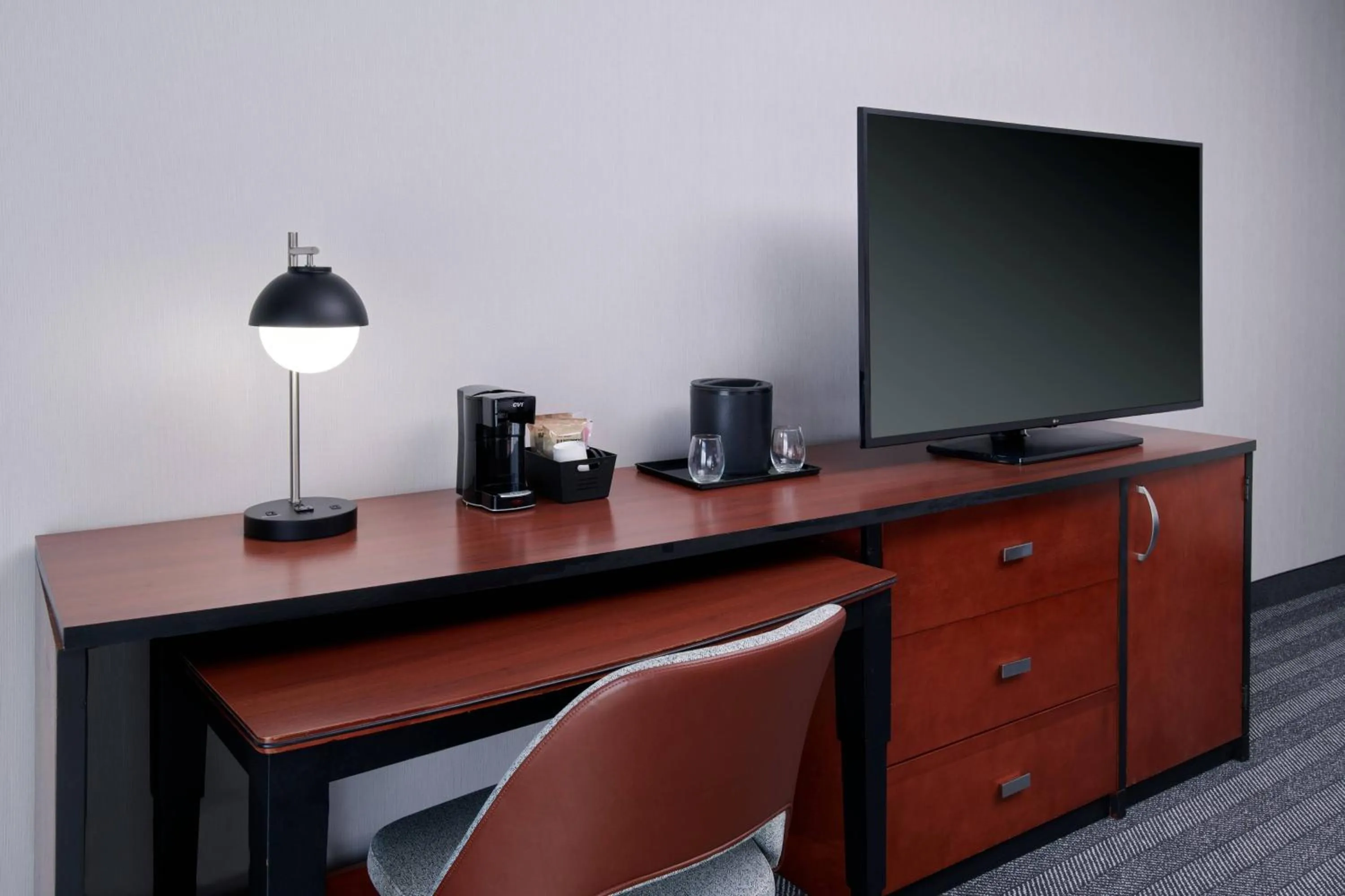 Photo of the whole room in Courtyard Chicago Lincolnshire