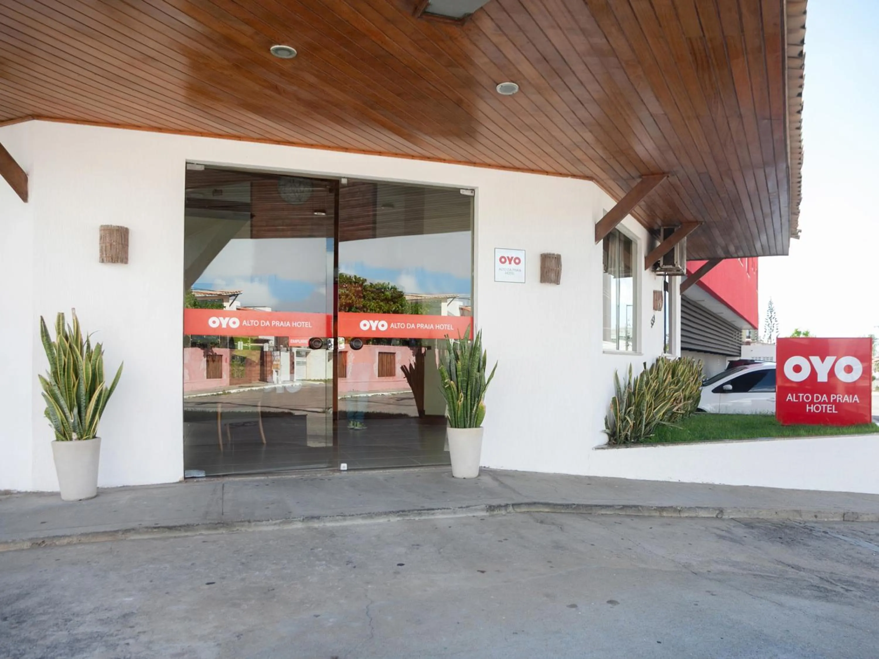 Facade/entrance in OYO Alto Da Praia Hotel, Aracaju