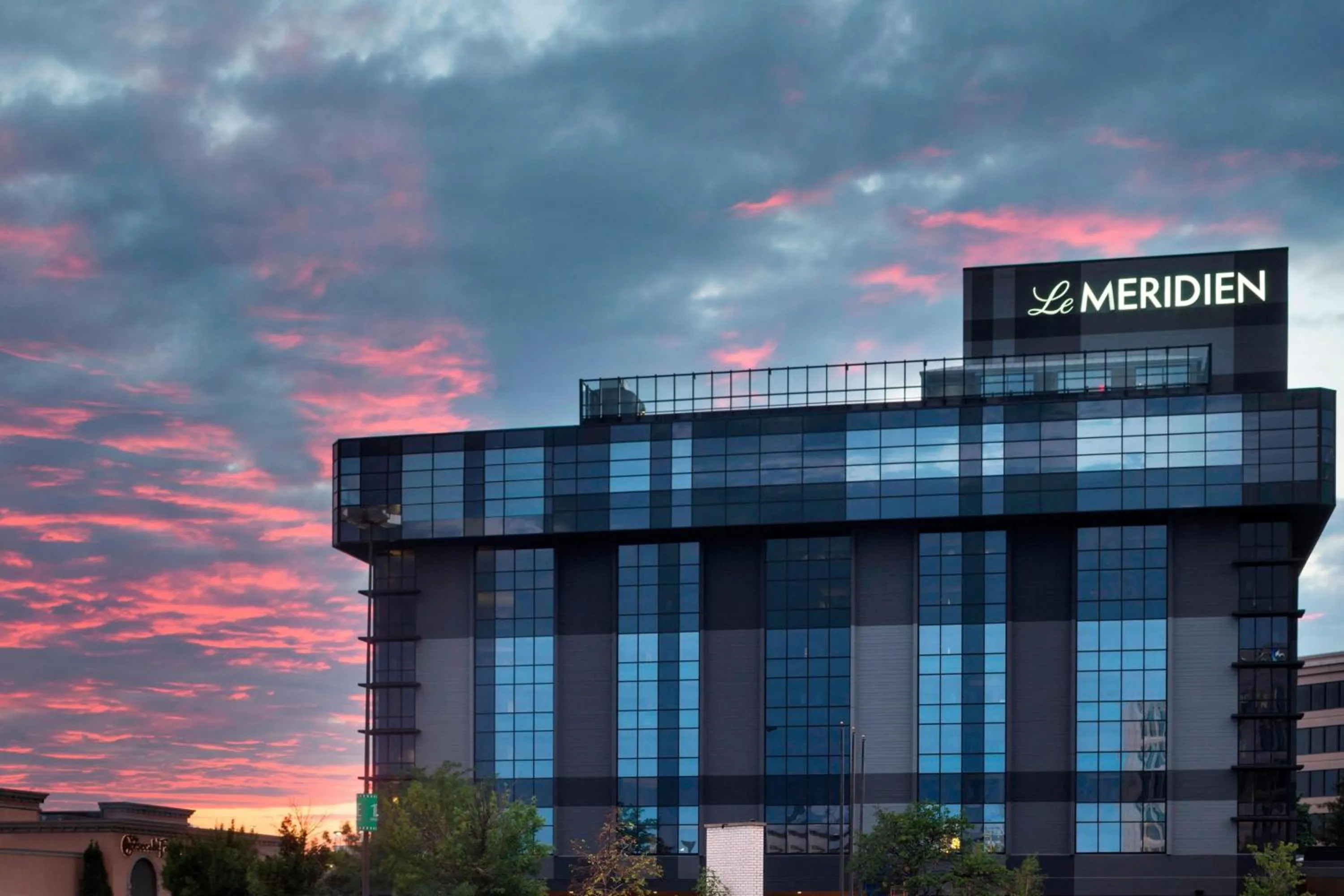 Property building in Le Méridien Chicago - Oakbrook Center