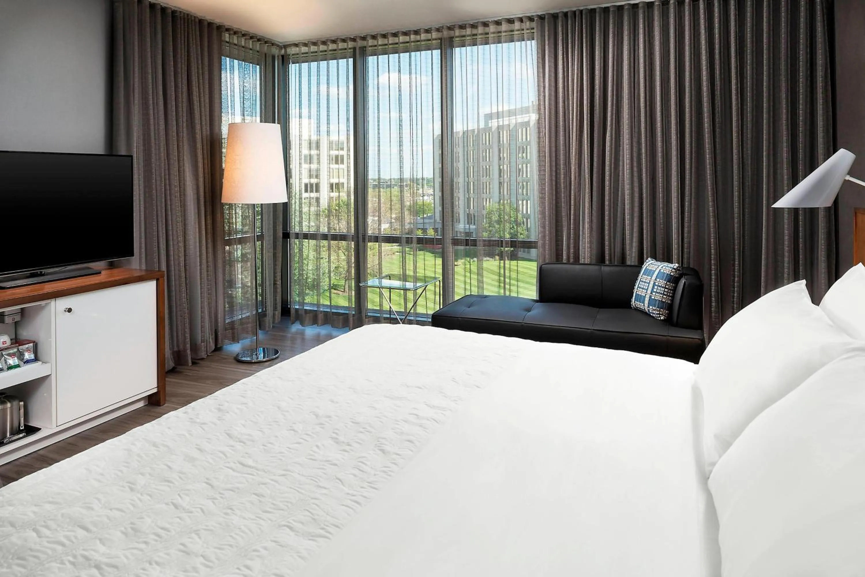 Bedroom, Bed in Le Méridien Chicago - Oakbrook Center
