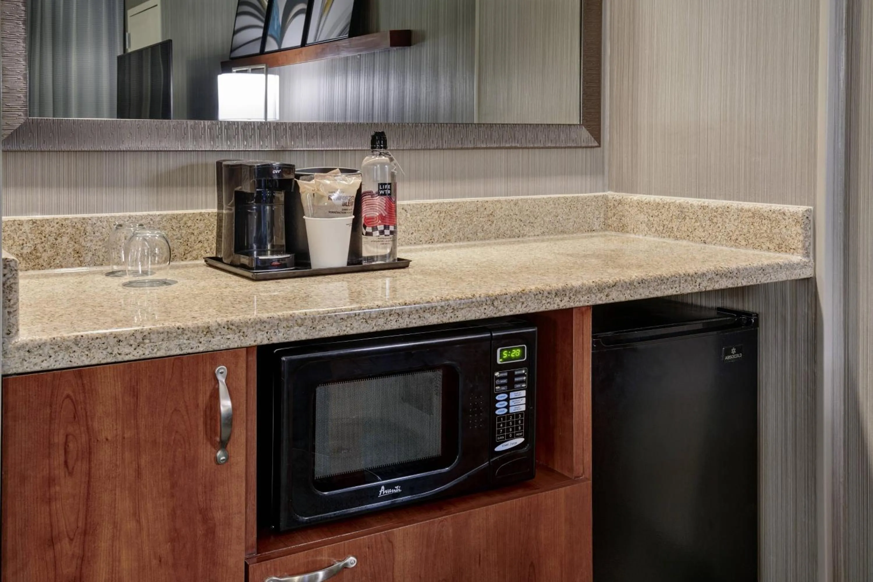 Bedroom in Courtyard Chicago Oakbrook Terrace