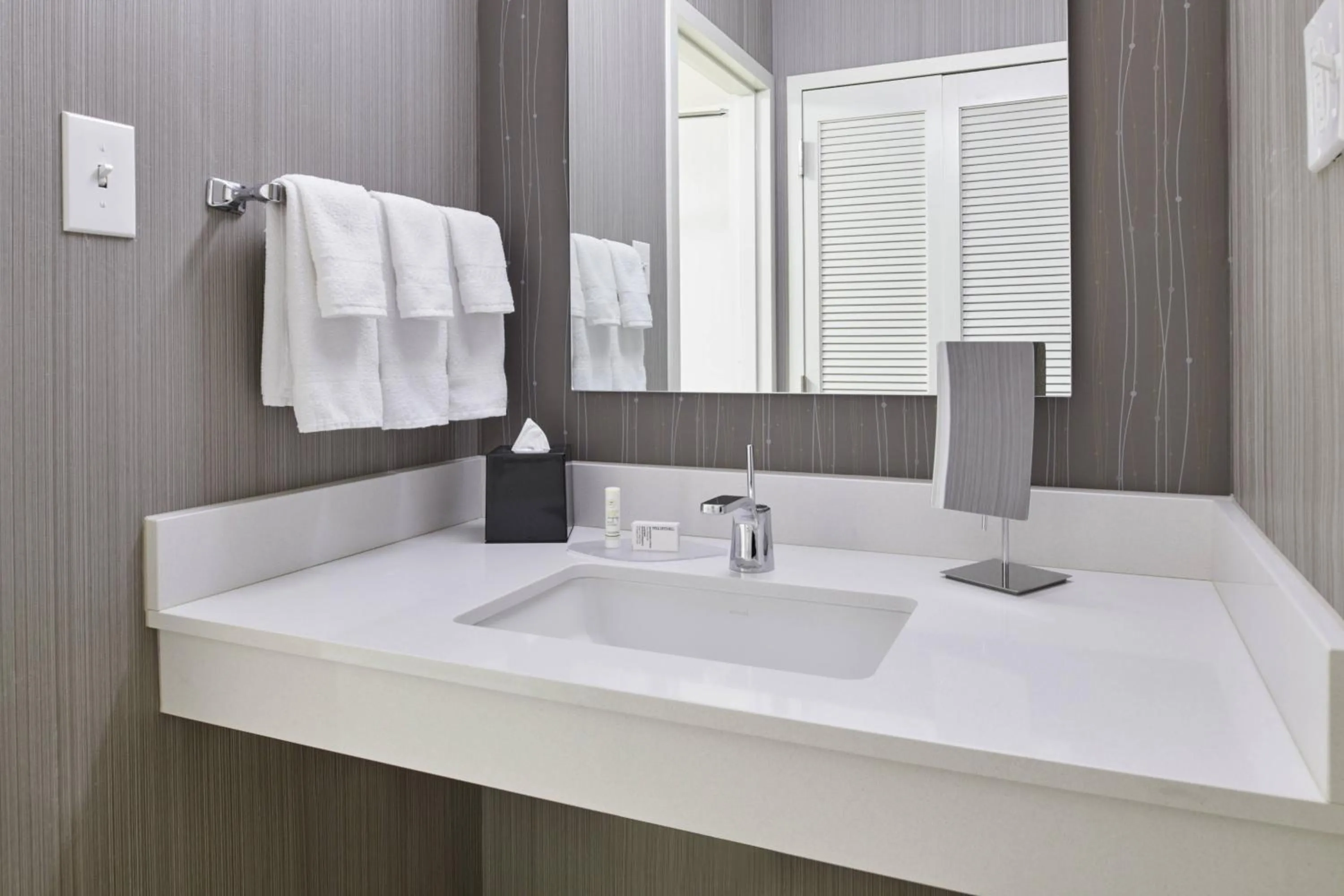 Bathroom in Courtyard Chicago Oakbrook Terrace