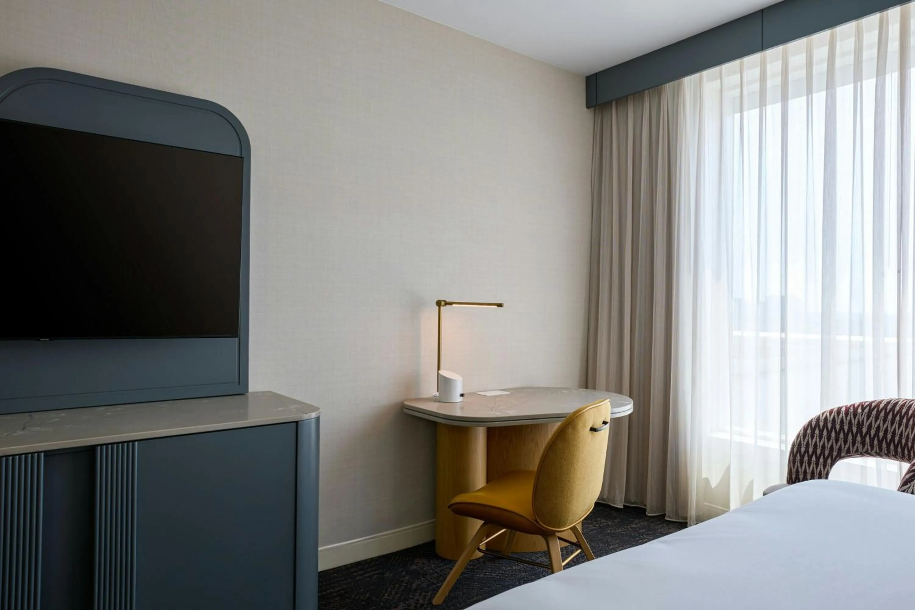 Photo of the whole room, Bed in Renaissance Schaumburg Convention Center Hotel