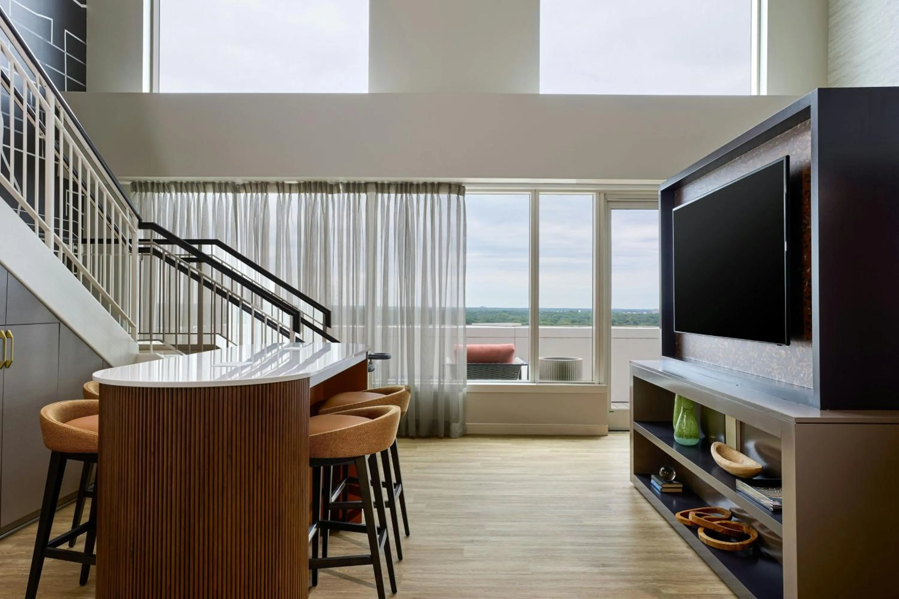 Lounge or bar in Renaissance Schaumburg Convention Center Hotel