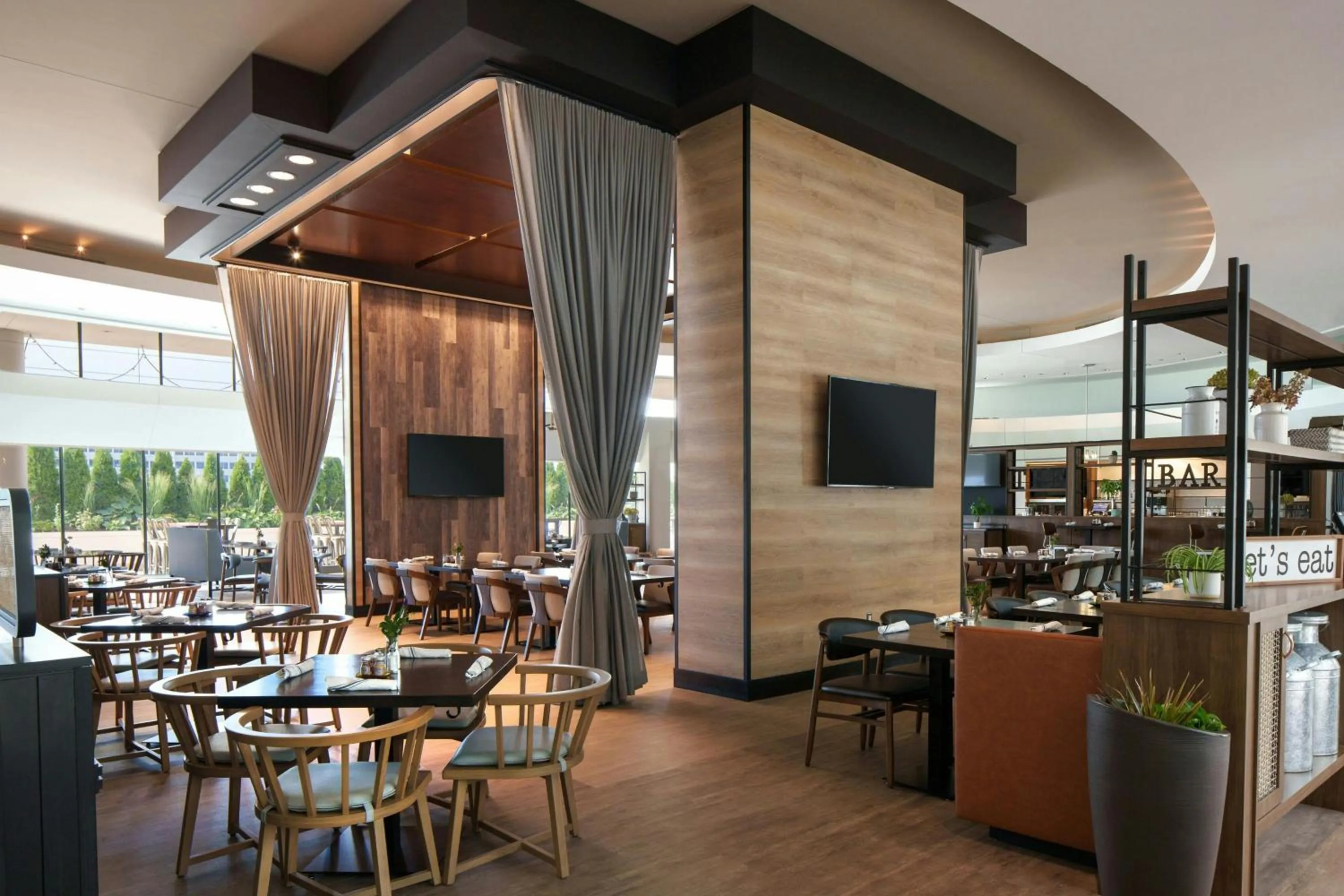 Restaurant/places to eat in Renaissance Schaumburg Convention Center Hotel