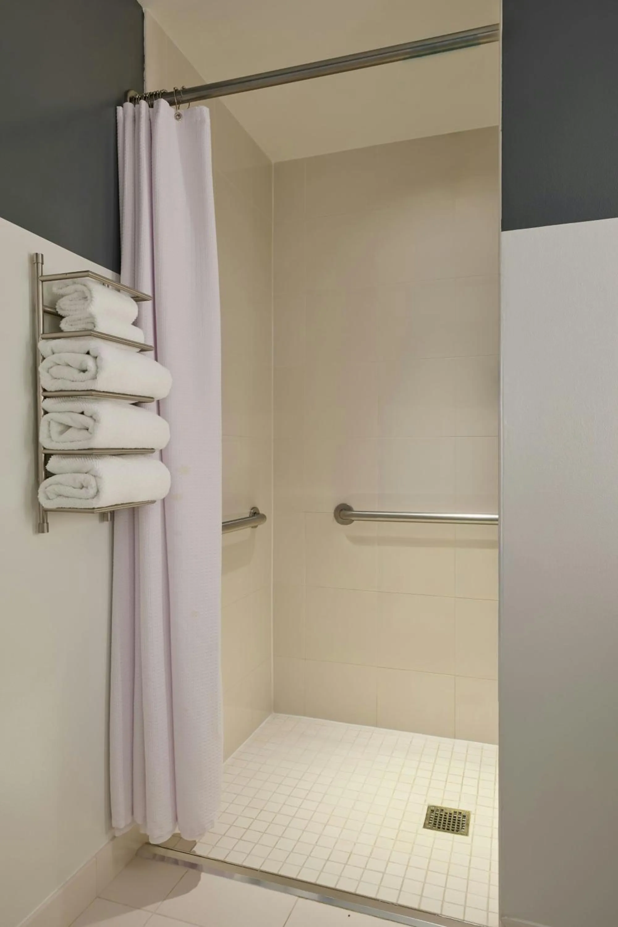 Bathroom in Renaissance Schaumburg Convention Center Hotel