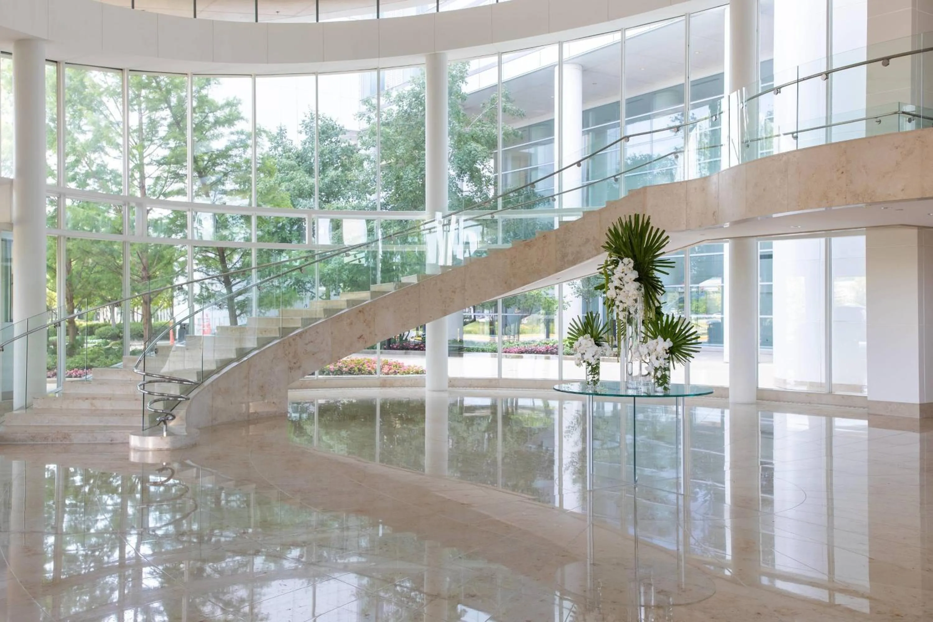 Lobby or reception in Renaissance Schaumburg Convention Center Hotel