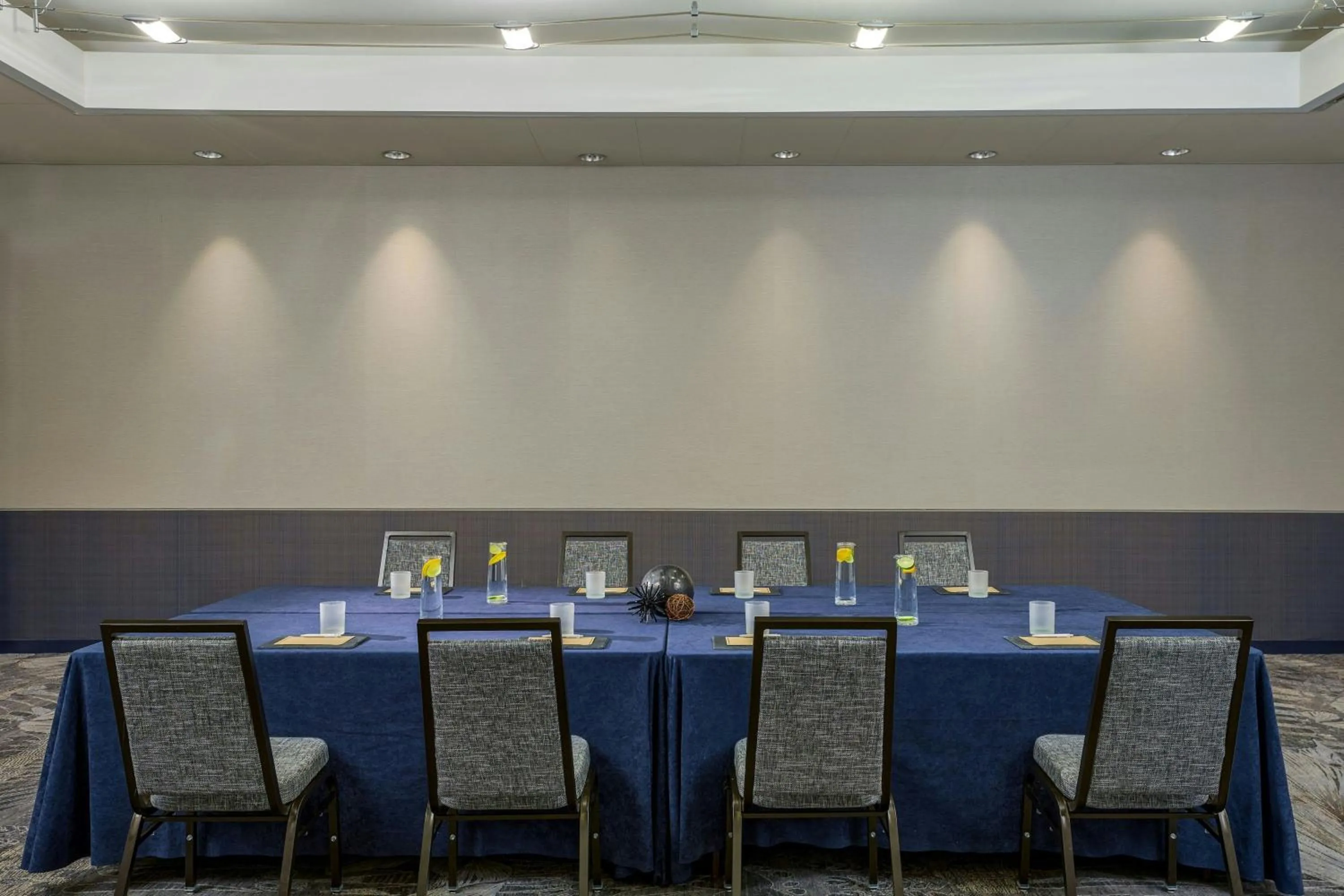 Meeting/conference room in Renaissance Schaumburg Convention Center Hotel