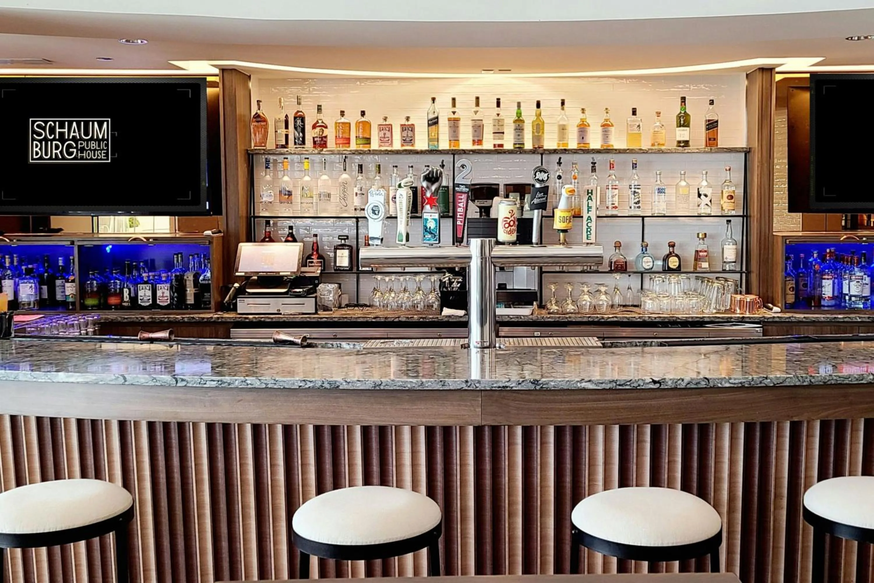 Lounge or bar in Renaissance Schaumburg Convention Center Hotel