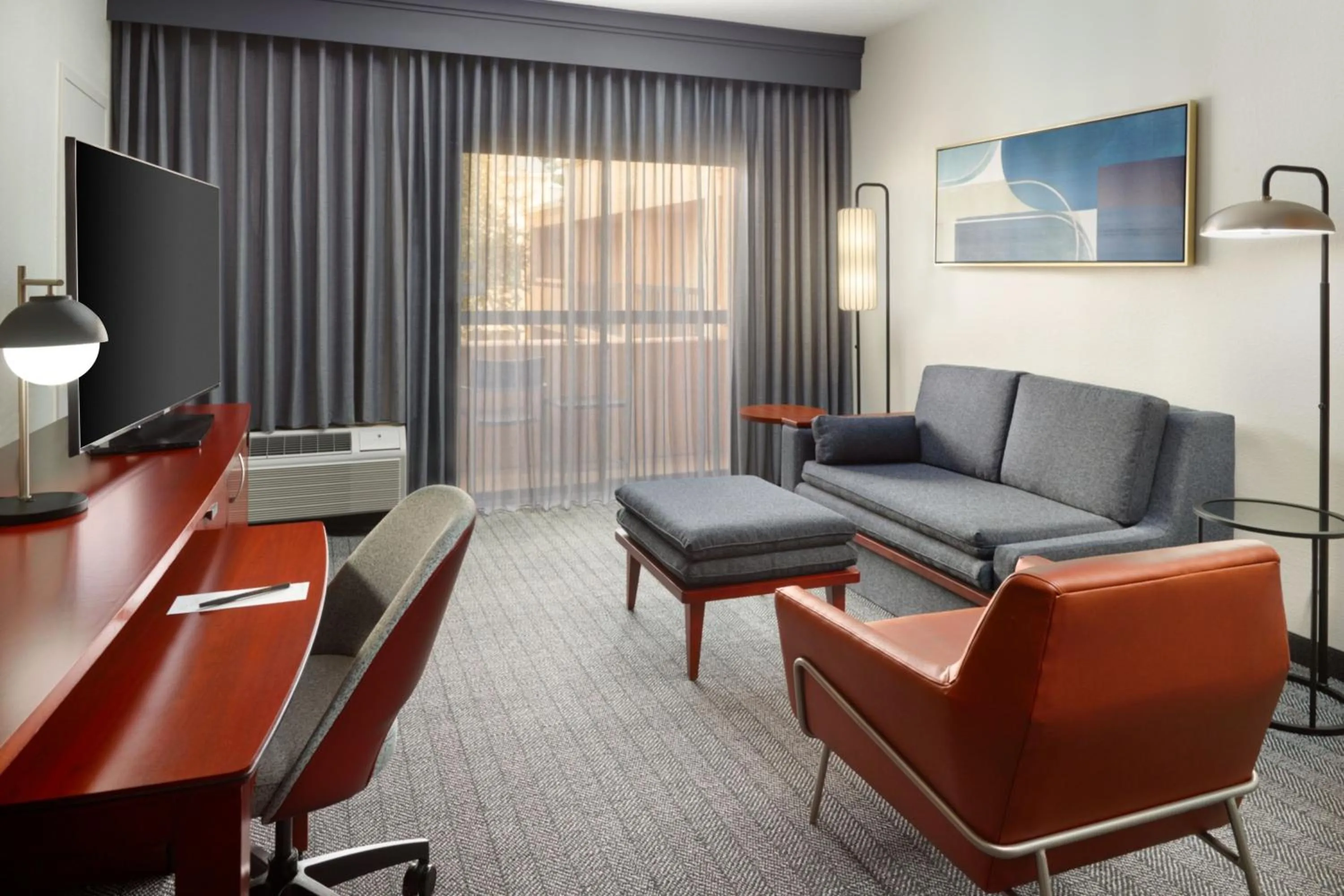 Living room in Courtyard by Marriott Charlottesville