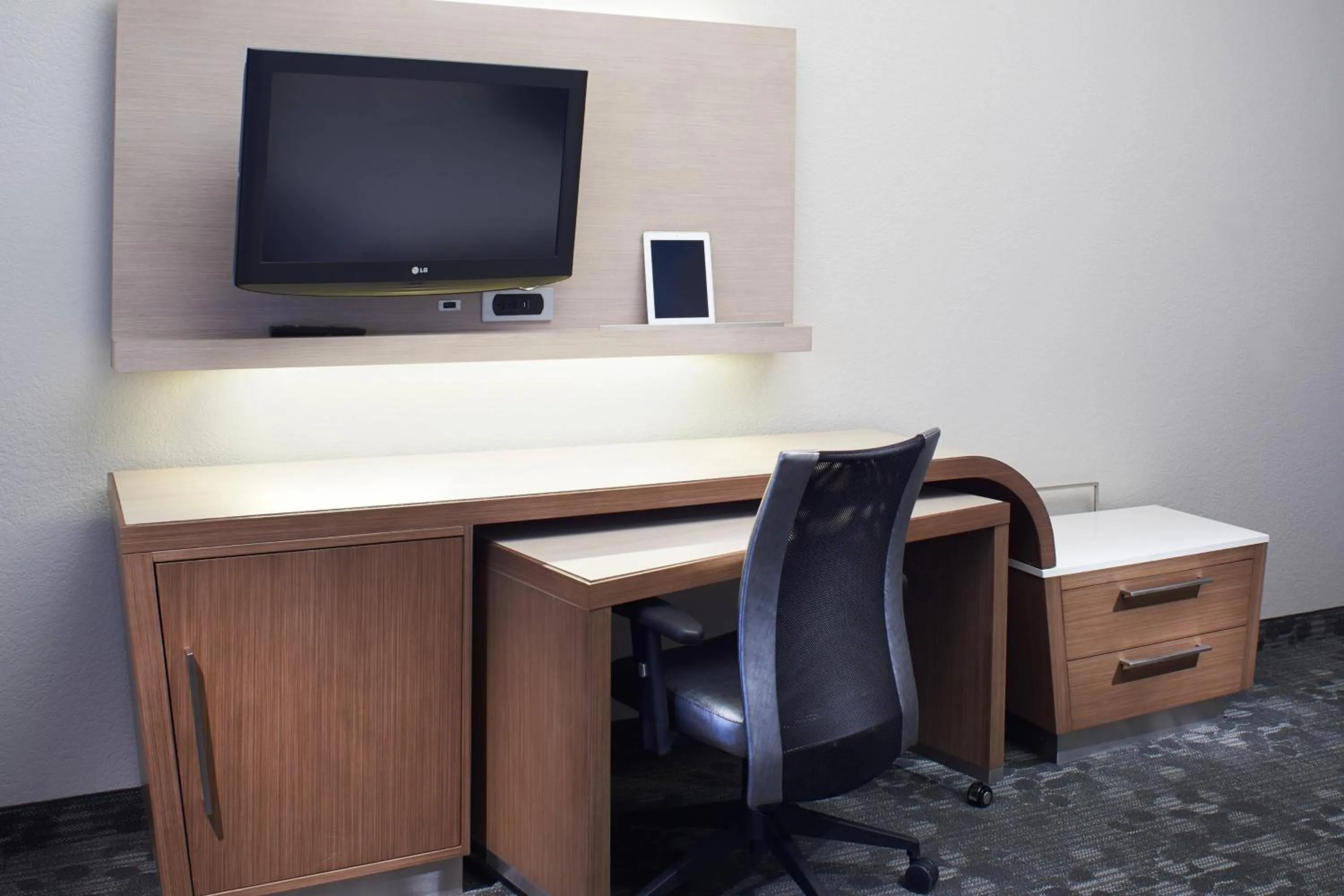 Photo of the whole room in Courtyard Cleveland Airport North