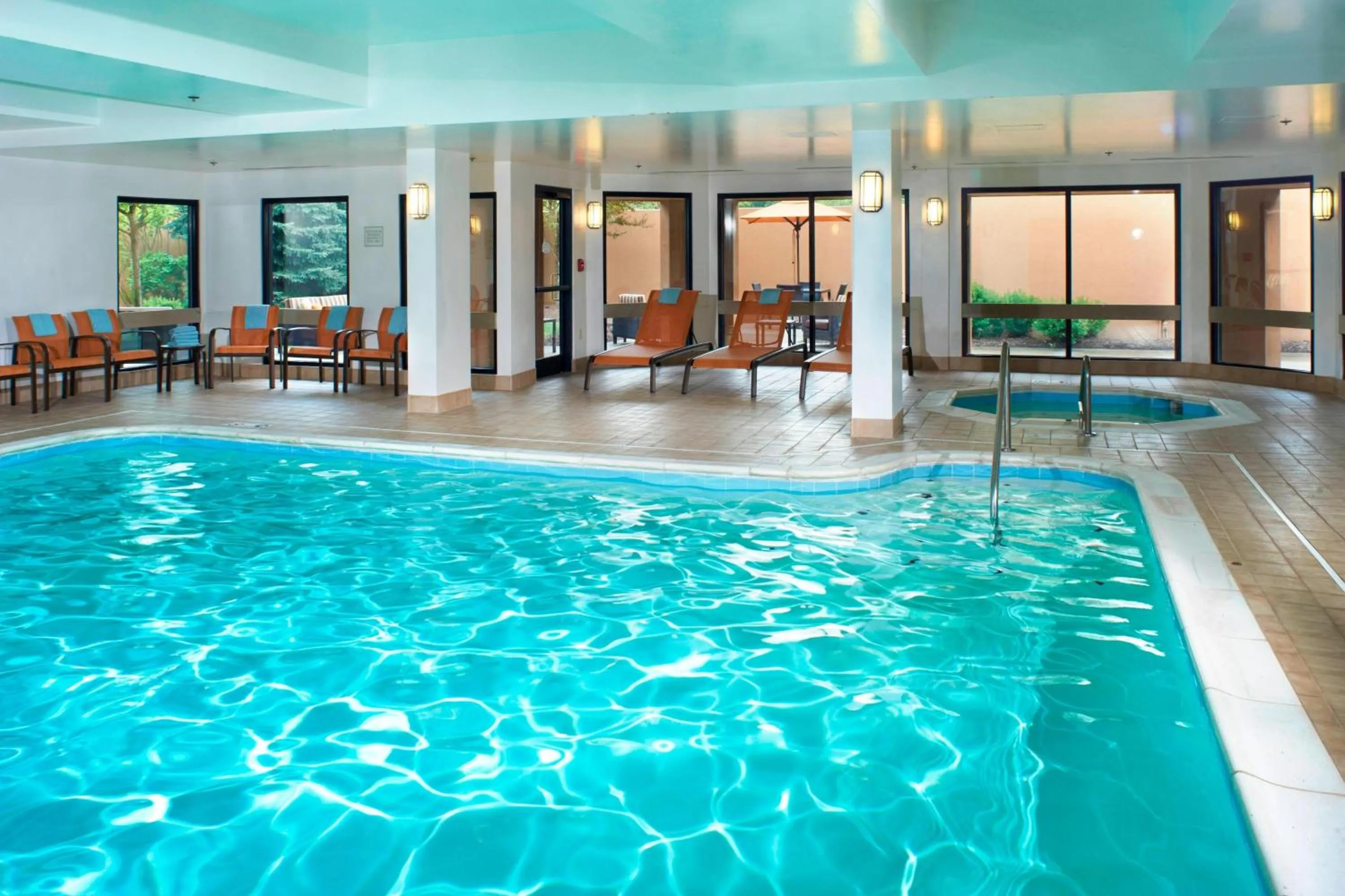 Swimming pool in Courtyard Cleveland Airport North