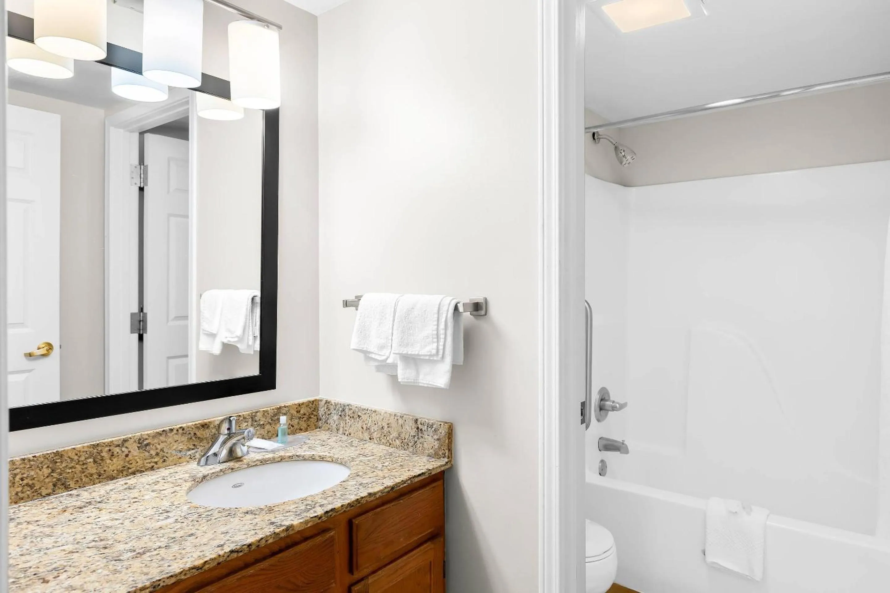 Bedroom in MainStay Suites Middleburg Heights Cleveland Airport