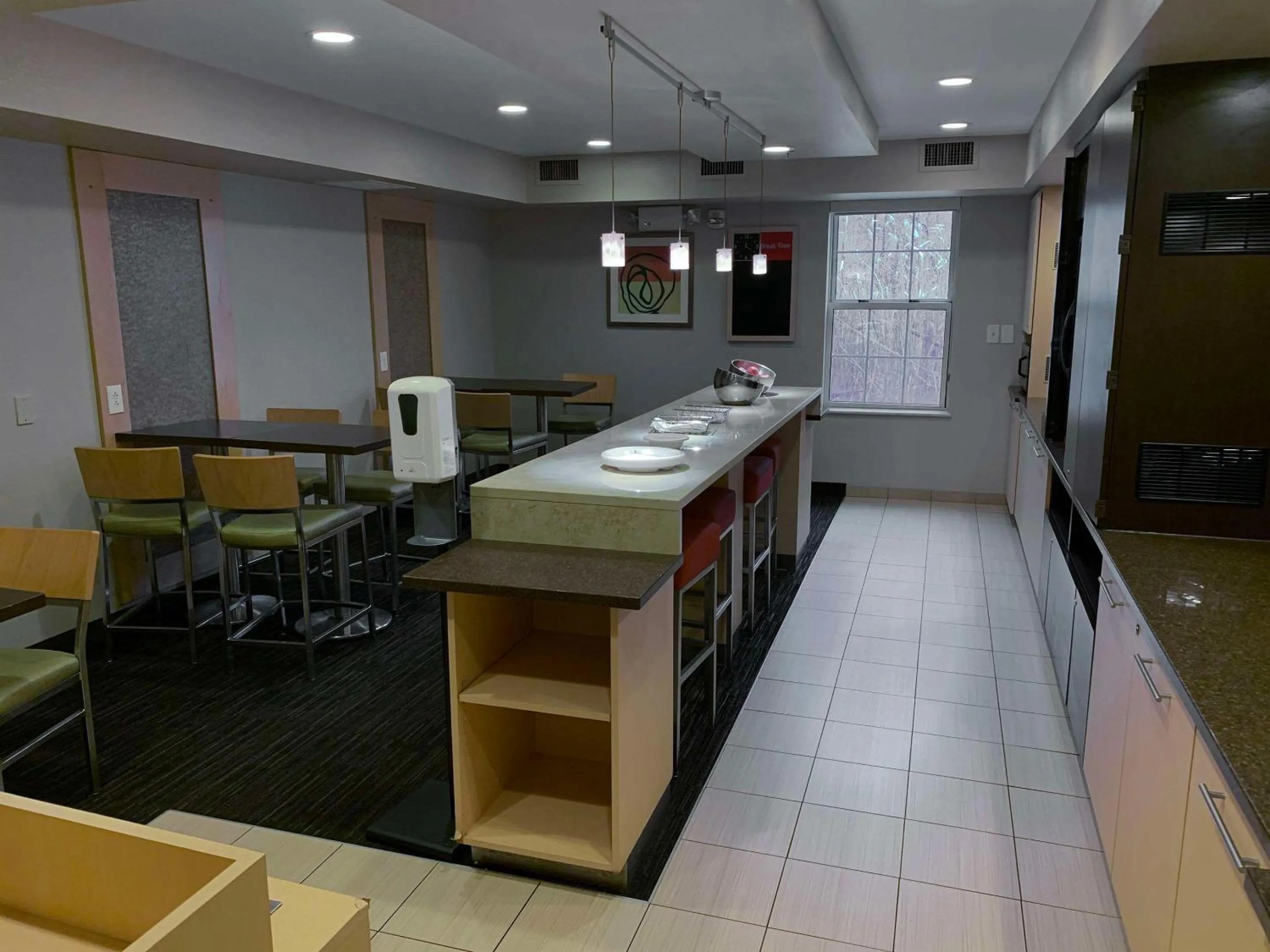 Breakfast in MainStay Suites Middleburg Heights Cleveland Airport