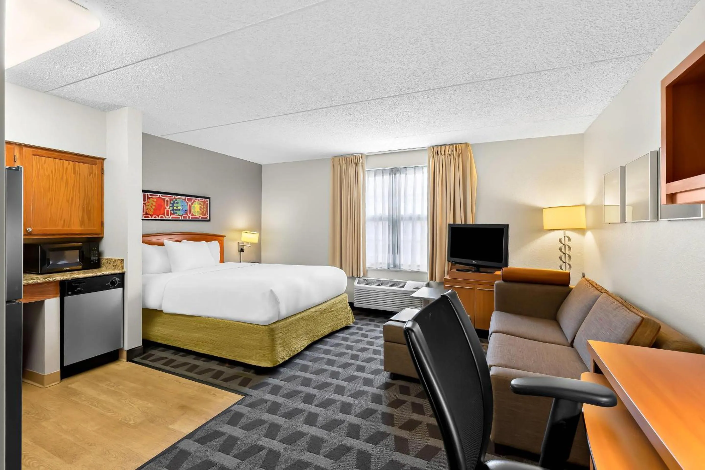 Bedroom, Bed in MainStay Suites Middleburg Heights Cleveland Airport