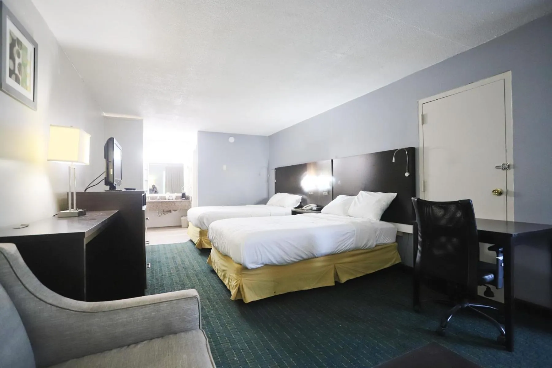 Bed in Greenville Inn & Suites