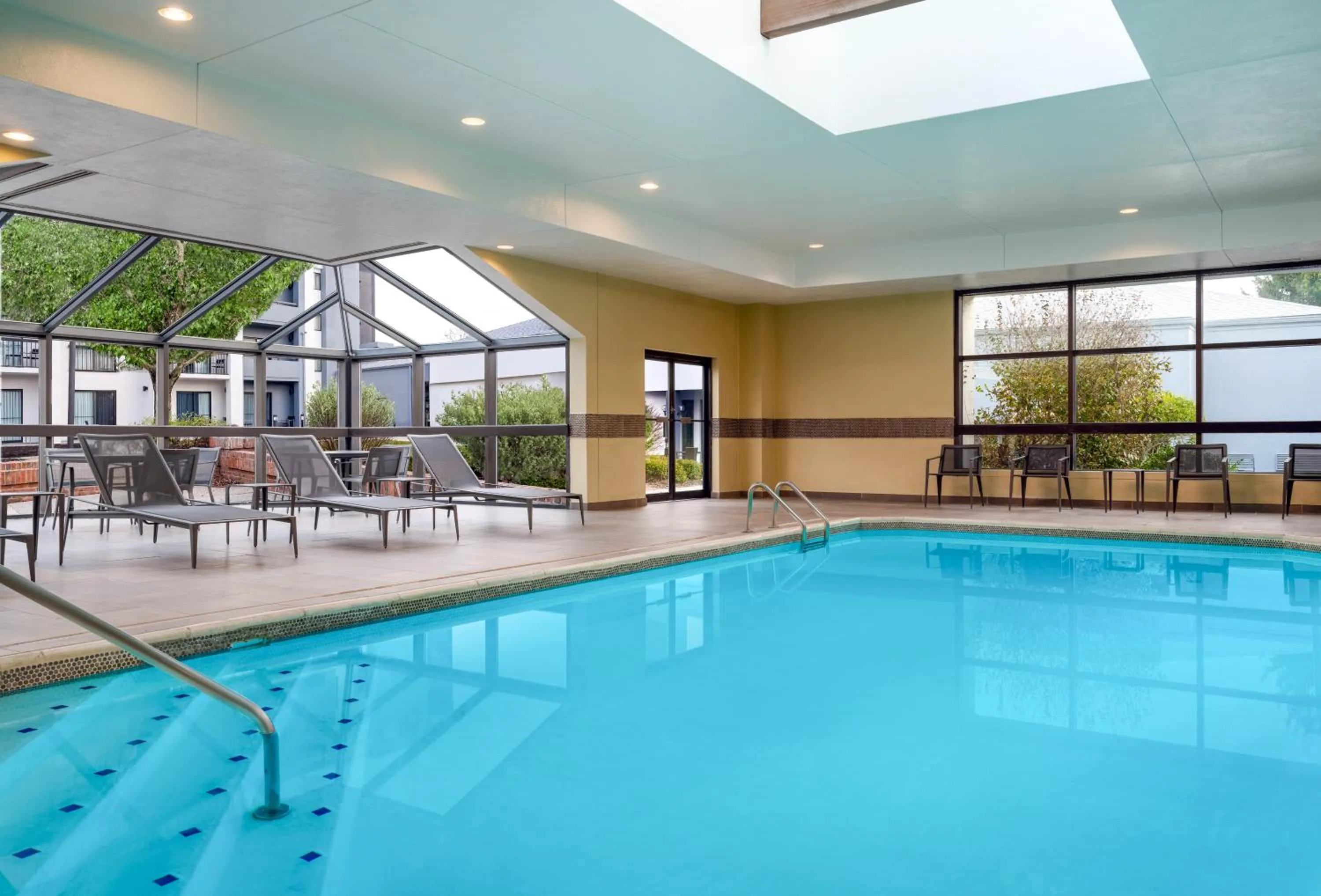 Swimming pool in Courtyard Columbus Worthington