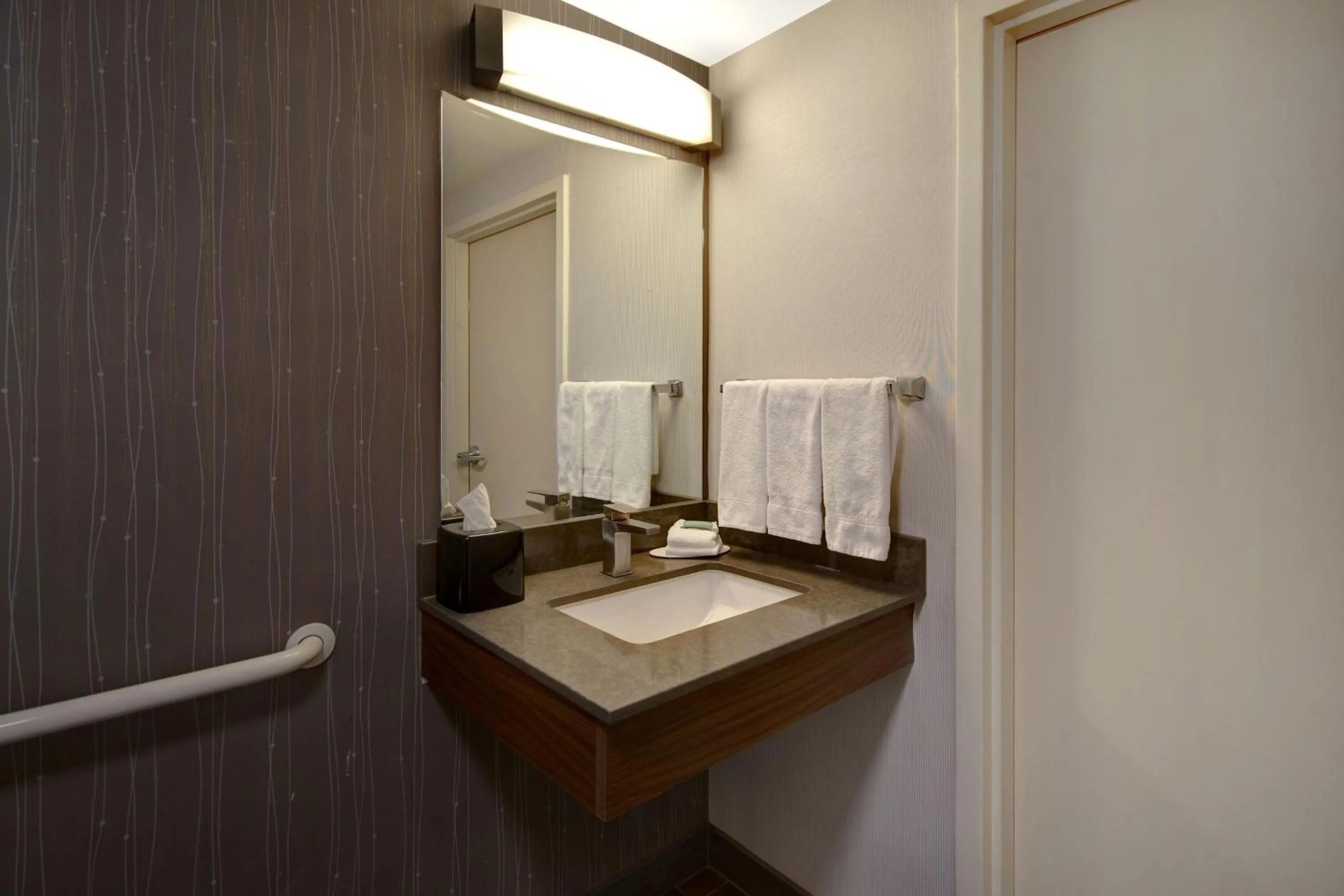 Bathroom in Courtyard Columbus Dublin