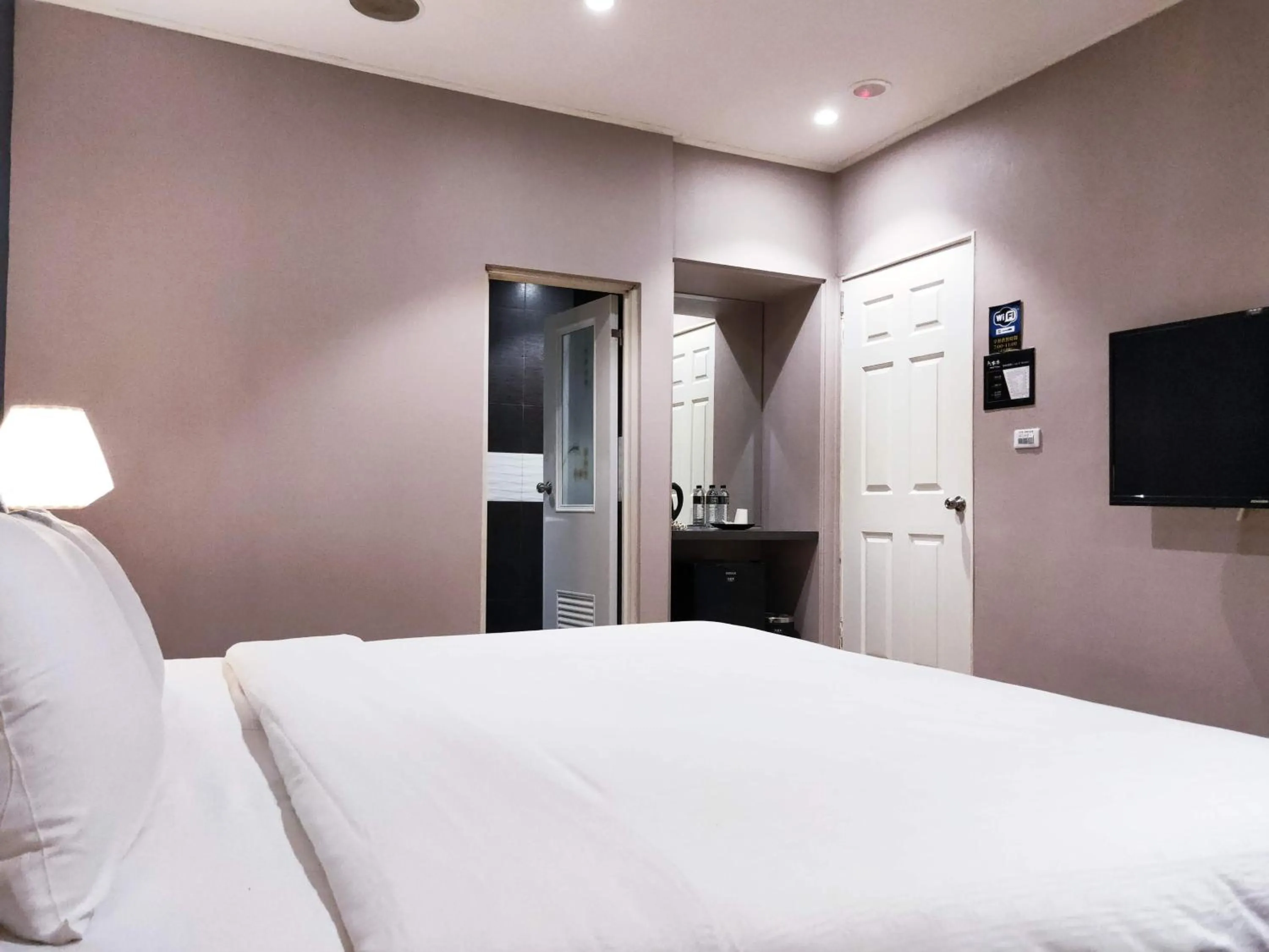 Bed in Roppongi Motel