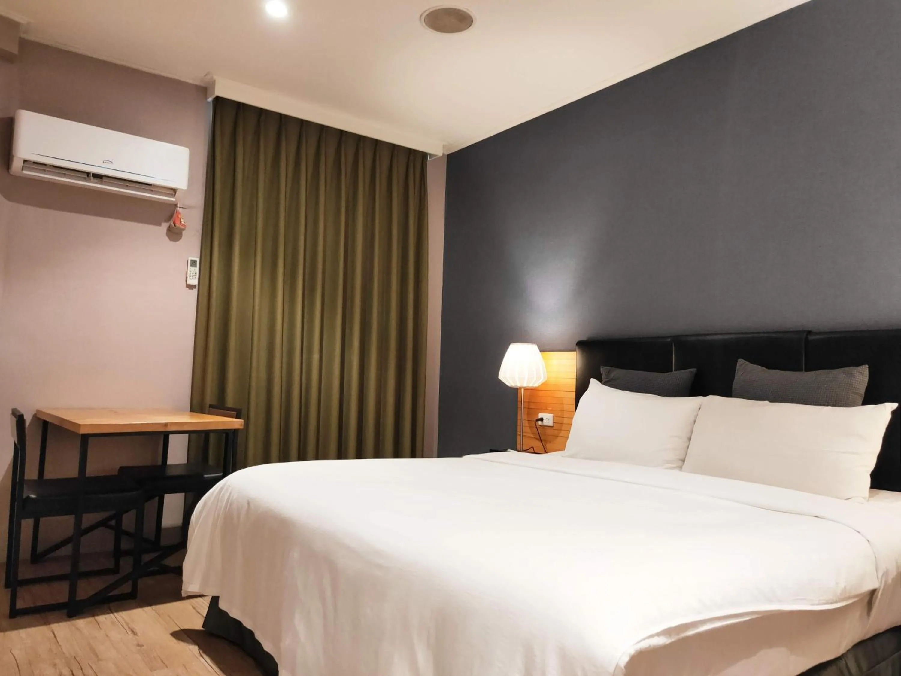 Bed in Roppongi Motel